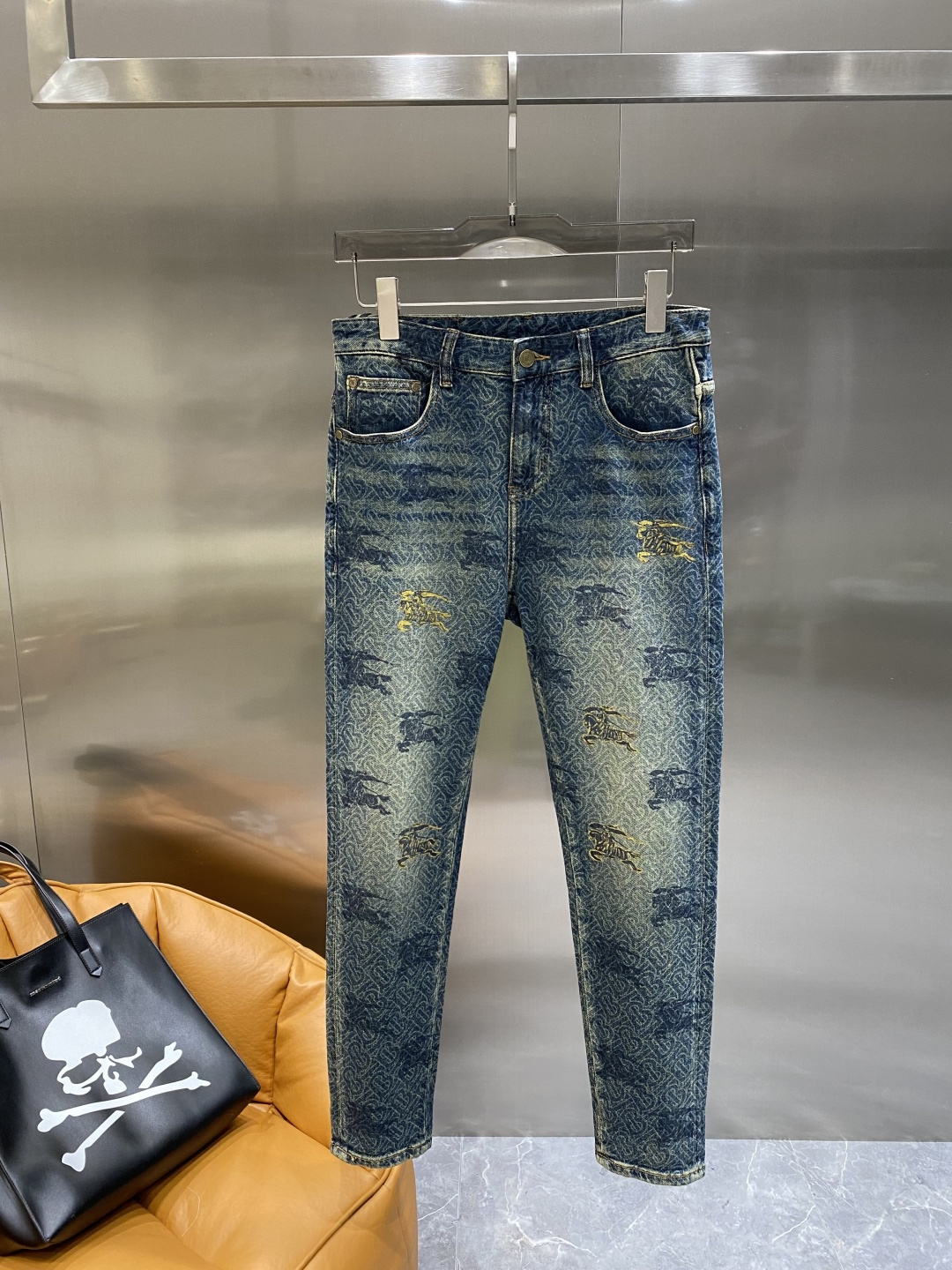 NO:507978,'Bajia' 2025 latest jeans, hot-selling counter models, taste and value sharing, very comfortable to wear, low-key and luxurious, very classy when worn, no need to say much about the style and cutting of the pants, the upper body is exquisite and vivid. The truly first-class quality is a truly palace-level casual pants, using Turkish cotton, produce the most famous tannin cloth, excellent quality, heavy washing makes the pants very soft, straight-footed style, not picky, the upper body is absolutely stylish, extremely luxurious!  29-36 next day, burberry, jeans, alexander wang19860909《巴家》 2025最新品牛仔裤 专柜热销款 品味与价值共享 身穿着非常舒适 低调不失奢华 穿出去非常有档次,裤型款式和裁剪亦无需多言 上身精致跃然.真正一等一顶级质料 真正殿堂级的休闲裤,选用土耳其的棉花 生产出最有名的单宁布 品质卓然 经过重水洗使得裤子很柔软 直脚的版型 不挑人 上身绝对的有型 极度奢华！码数29-36隔天,,burberry,jeans,alexander wang,Men's clothing