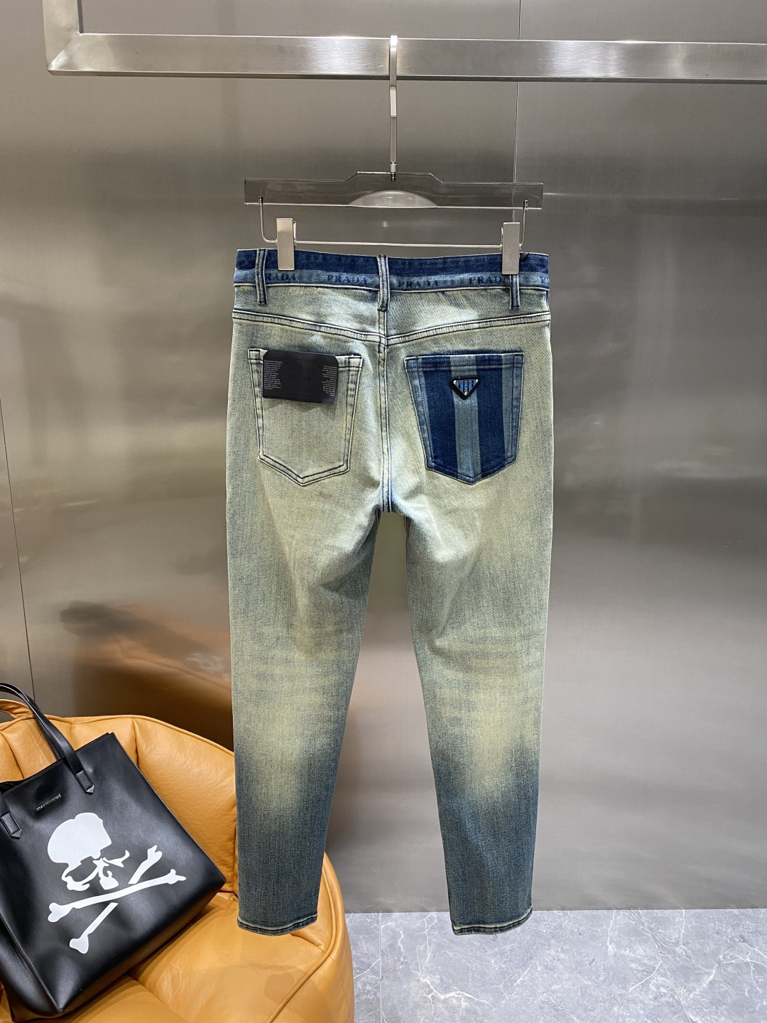 NO:507981,'Pujia' 2025 autumn and winter new jeans, clean and neat tailored, full of urban style, using worsted pure cotton fabric, soft and dry feel, and the upper body effect is crisp and stylish. The hardware is exquisite, business and casual, and so many top-level raw materials are beautiful, creating high-end products with unparalleled value, the first choice for high-end fashion and fashion people. Size 29-36 the next day, prada, jeans, alexander wang19860909《普家》 2025秋冬新款牛仔裤 干净利落剪裁,都市风十足 采用精纺纯棉面料手感软糯干爽,上身效果挺括有型.五金精致,商务休闲非常好看如此众多的顶级原料,打造出价值感无与伦比的高端产品,高端潮流时尚人士首选 尺码29-36隔天,,prada,jeans,alexander wang,Men's clothing