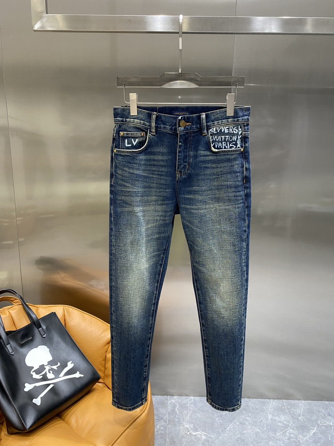 NO:507983,'Donkey Family' 2025 autumn and winter new jeans, clean and neat tailored, full of urban style. It uses worsted pure cotton fabric to feel soft and dry, and the upper body has a crisp and stylish effect. The hardware is exquisite, business and casual, and so many top-level raw materials, creating high-end products with unparalleled value. The first choice for high-end fashion and fashion people. Size 29-36 the next day,,louis vuitton,louis vuitton,jeans,alexander wang19860909《驴家》 2025秋冬新款牛仔裤 干净利落剪裁,都市风十足 采用精纺纯棉面料手感软糯干爽,上身效果挺括有型.五金精致,商务休闲非常好看如此众多的顶级原料,打造出价值感无与伦比的高端产品,高端潮流时尚人士首选 尺码29-36隔天,,louis vuitton,louis vuitton,jeans,alexander wang,Men's clothing