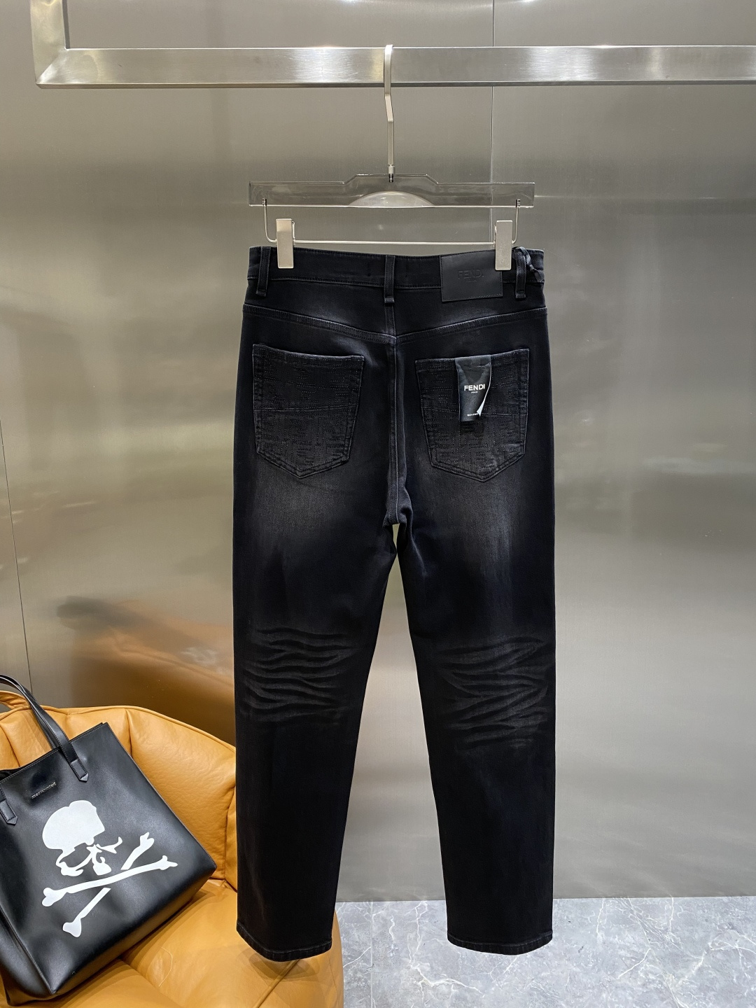 NO:507974,'Fenjia' 25 autumn and winter new style, men's jeans original original cloth original wash water!  Imported original wash elastic fabrics, complex handicrafts superimposed, any wash process will become a completely different color effect after a few more seconds, so it is more precious, especially long-lasting and odor-resistant... Use the best tannin elastic texture, genuine leather leather cards, high-quality metal accessories... to create a unique and original jeans style!  Original hardware accessories, super positive style, comfortable and breathable, extremely high grade, counter quality, and handsome upper body. The next day, fendi, jeans, alexander wang19860909《芬家》 25秋冬新款 男士牛仔裤原厂原布原洗水！进口原版水洗弹力面料,复杂的手工艺叠加,任何一个洗水环节多停留几秒都会变成完全不一样的颜色效果,所以越加珍贵,特别持久、耐味…… 选用上乘的丹宁弹力质感,真皮皮牌、高定的金属辅料……打造出独特及原创的牛仔裤款型！原版五金辅料,版型超正,舒适透气,档次极高,专柜品质,上身帅气十足. 码数29-36隔天,,fendi,jeans,alexander wang,Men's clothing