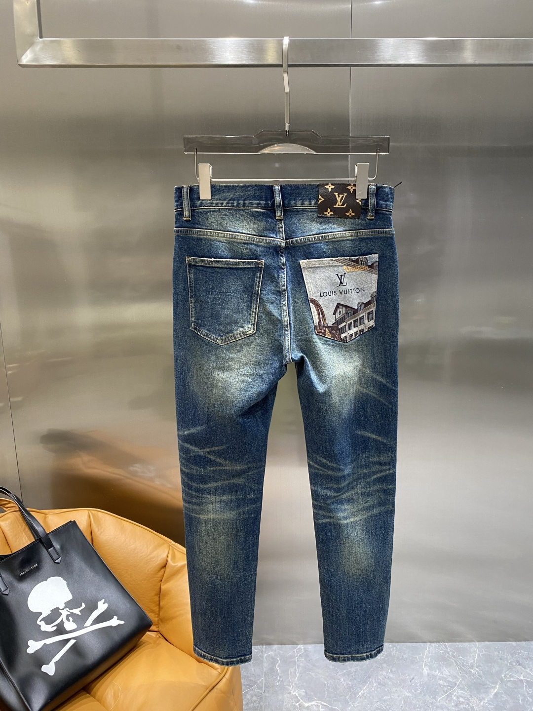 NO:508012,'Donkey Family' 25 autumn and winter new style, men's jeans original original cloth original washing water!  Imported original wash elastic fabrics, complex handicrafts superimposed, any wash process will become a completely different color effect after a few more seconds, so it is more precious, especially long-lasting and odor-resistant... Use the best tannin elastic texture, genuine leather leather cards, high-quality metal accessories... to create a unique and original jeans style!  Original hardware accessories, super positive style, comfortable and breathable, extremely high grade, counter quality, and handsome upper body. The next day, louis vuitton, louis vuitton, jeans, alexander wang19860909《驴家》 25秋冬新款 男士牛仔裤原厂原布原洗水！进口原版水洗弹力面料,复杂的手工艺叠加,任何一个洗水环节多停留几秒都会变成完全不一样的颜色效果,所以越加珍贵,特别持久、耐味…… 选用上乘的丹宁弹力质感,真皮皮牌、高定的金属辅料……打造出独特及原创的牛仔裤款型！原版五金辅料,版型超正,舒适透气,档次极高,专柜品质,上身帅气十足. 码数29-36隔天,,louis vuitton,louis vuitton,jeans,alexander wang,Men's clothing