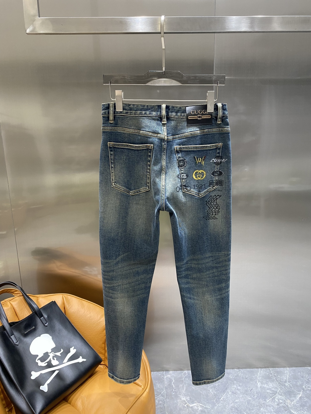 NO:508007,'Gujia' 25 autumn and winter new style, men's jeans original original cloth original washing water!  Imported original wash elastic fabrics, complex handicrafts superimposed, any wash process will become a completely different color effect after a few more seconds, so it is more precious, especially long-lasting and odor-resistant... Use the best tannin elastic texture, genuine leather leather cards, high-quality metal accessories... to create a unique and original jeans style!  Original hardware accessories, super positive style, comfortable and breathable, extremely high grade, counter quality, and handsome upper body. The next day, gucci, jeans, alexander wang19860909《古家》 25秋冬新款 男士牛仔裤原厂原布原洗水！进口原版水洗弹力面料,复杂的手工艺叠加,任何一个洗水环节多停留几秒都会变成完全不一样的颜色效果,所以越加珍贵,特别持久、耐味…… 选用上乘的丹宁弹力质感,真皮皮牌、高定的金属辅料……打造出独特及原创的牛仔裤款型！原版五金辅料,版型超正,舒适透气,档次极高,专柜品质,上身帅气十足. 码数29-36隔天,,gucci,jeans,alexander wang,Men's clothing