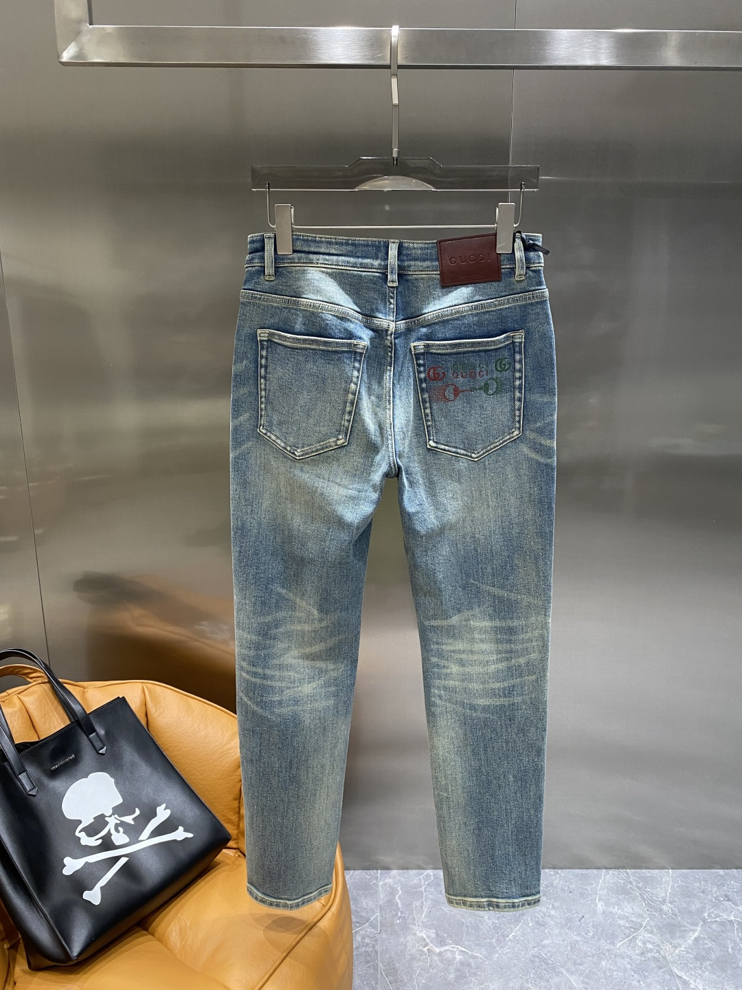 NO:507997,'Gujia' 2025 new jeans, hot-selling counter models, taste and value sharing, very comfortable to wear, low-key and luxurious, very classy when worn, no need to say much about the style and cutting of the pants, the upper body is exquisite and vivid. The truly first-class quality is a truly palace-grade casual pants, using Turkish cotton, produce the most famous tannin cloth, excellent quality, heavy washing makes the pants very soft, straight-footed style, not picky, the upper body is absolutely stylish, extremely luxurious!  Number of codes 29-36 the next day, gucci, jeans, alexander wang19860909《古家》 2025新品牛仔裤 专柜热销款 品味与价值共享 身穿着非常舒适 低调不失奢华 穿出去非常有档次,裤型款式和裁剪亦无需多言 上身精致跃然.真正一等一顶级质料 真正殿堂级的休闲裤,选用土耳其的棉花 生产出最有名的单宁布 品质卓然 经过重水洗使得裤子很柔软 直脚的版型 不挑人 上身绝对的有型 极度奢华！码数29-36隔天,,gucci,jeans,alexander wang,Men's clothing
