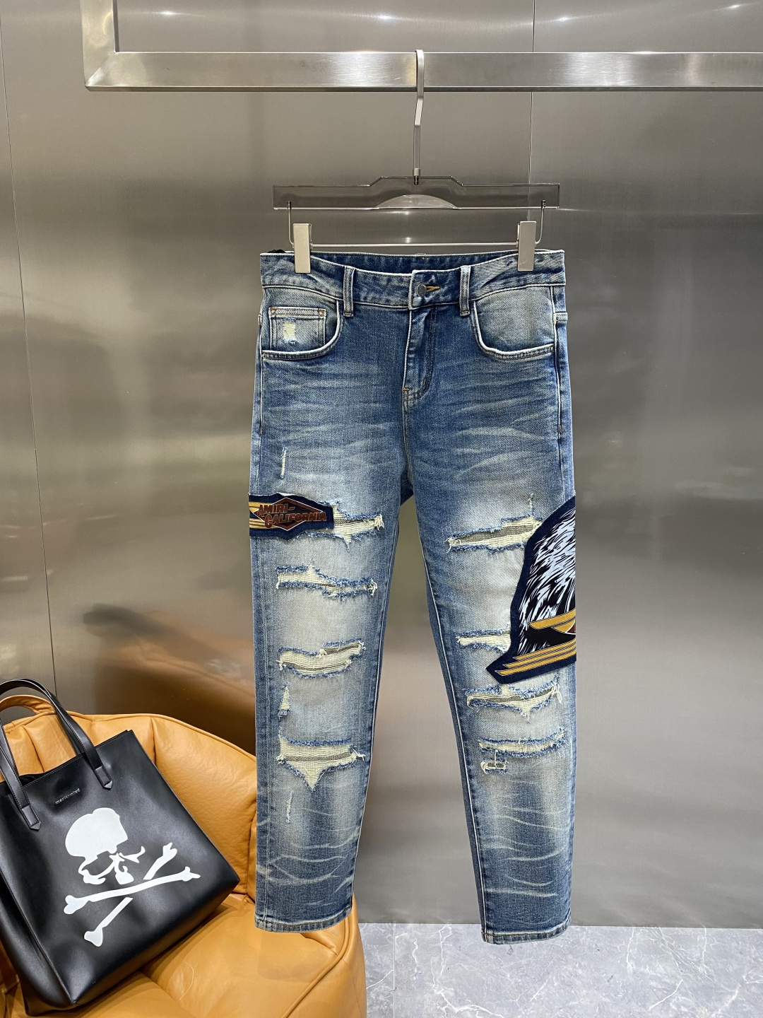 NO:508002,'AMIRI Home' 2025 new jeans, hot-selling counter models, taste and value sharing, very comfortable to wear, low-key and luxurious, very classy when worn, no need to say much about the style and cutting of the pants, the upper body is exquisite and vivid. The truly first-class quality is a truly palace-level casual pants, using Turkish cotton, produce the most famous tannin cloth, excellent quality, heavy washing makes the pants very soft, straight feet style, not picky, the upper body is absolutely stylish, extremely luxurious!  Number of 29-36 the next day, amiri, jeans, alexander wang19860909《AMIRI家》 2025新品牛仔裤 专柜热销款 品味与价值共享 身穿着非常舒适 低调不失奢华 穿出去非常有档次,裤型款式和裁剪亦无需多言 上身精致跃然.真正一等一顶级质料 真正殿堂级的休闲裤,选用土耳其的棉花 生产出最有名的单宁布 品质卓然 经过重水洗使得裤子很柔软 直脚的版型 不挑人 上身绝对的有型 极度奢华！码数29-36隔天,,amiri,jeans,alexander wang,Men's clothing