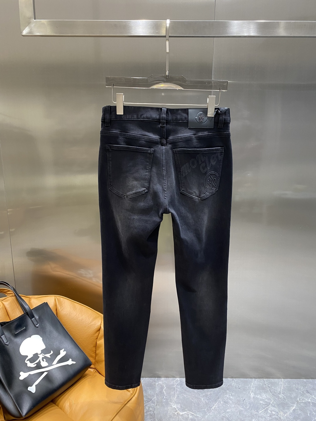 NO:507982,'Mengjia' 2025 new product, original single jeans, original heavy-duty creation, brand classic LOGO design, complete three standards!  Original hardware accessories. Customized denim fabrics for counters, completely suitable for counters. Welcome to try them on before purchasing them. Good goods are not afraid of comparison. The next day, jeans, alexander wang19860909《蒙家》 2025新品,原单牛仔裤 原版重工打造,品牌经典LOGO设计,三标齐全！原版五金辅料.专柜定制牛仔面料,完全对版专柜,欢迎专柜试穿后再购买,好货不怕比.码数29-36隔天,,jeans,alexander wang,Men's clothing