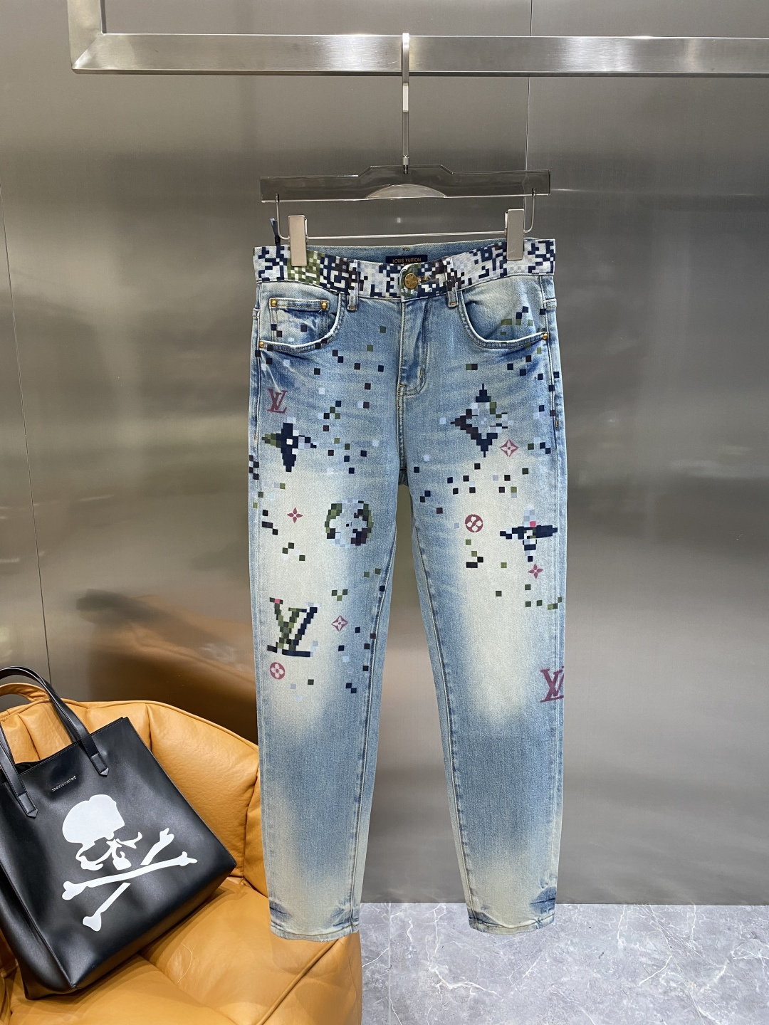 NO:507980,'Doujia' 2025 new product, original single jeans, original heavy industry creation, brand classic LOGO design, complete three standards!  Original hardware accessories. Custom denim fabrics for counters, completely suitable for counters. Welcome to try them on before purchasing them. Good goods are not afraid of comparison. The next day, louis vuitton, louis vuitton, jeans, alexander wang19860909《驴家》 2025新品,原单牛仔裤 原版重工打造,品牌经典LOGO设计,三标齐全！原版五金辅料.专柜定制牛仔面料,完全对版专柜,欢迎专柜试穿后再购买,好货不怕比.码数29-36隔天,,louis vuitton,louis vuitton,jeans,alexander wang,Men's clothing