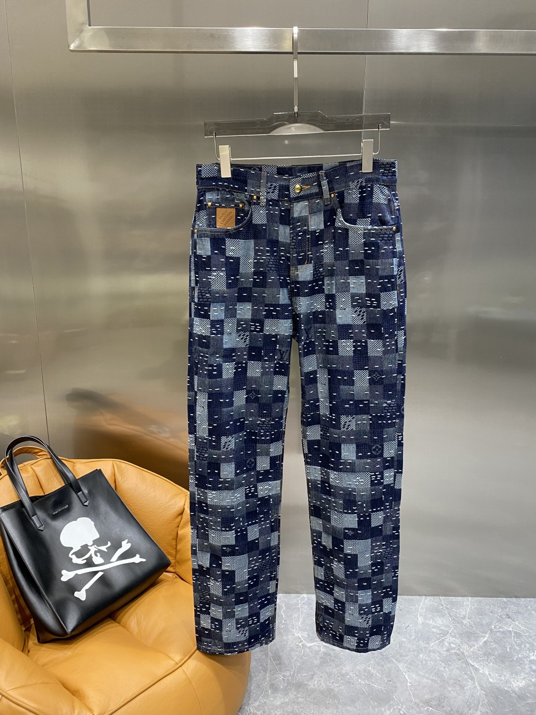 NO:507988,'Donkey Family' 2025 autumn and winter new jeans, clean and neat tailored, full of urban style. It uses worsted pure cotton fabric to feel soft and dry, and the upper body has a crisp and stylish effect. The hardware is exquisite, business and casual, and so many top-level raw materials, creating high-end products with unparalleled value. The first choice for high-end fashion fashion people. Size S-XXL the next day,,louis vuitton,louis vuitton,jeans,alexander wang19860909《驴家》 2025秋冬新款牛仔裤 干净利落剪裁,都市风十足 采用精纺纯棉面料手感软糯干爽,上身效果挺括有型.五金精致,商务休闲非常好看如此众多的顶级原料,打造出价值感无与伦比的高端产品,高端潮流时尚人士首选 尺码S-XXL隔天,,louis vuitton,louis vuitton,jeans,alexander wang,Men's clothing