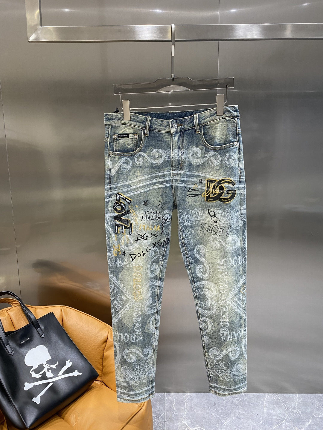 NO:507972,'DG Home' DG Heavy Industry Washed Casual Jeans, imported original Washed elastic fabric, comfortable and elastic, unique design, super positive style, comfortable and breathable, extremely high grade, counter quality, handsome upper body, 29-36 code count the next day, gucci, jeans, alexander wang19860909《DG家》 DG重工水洗休闲牛仔裤,进口原版水洗弹力面料,舒适有弹性,独特设计,版型超正,舒适透气,档次极高,专柜品质,上身帅气十足,码数29-36隔天,,gucci,jeans,alexander wang,Men's clothing