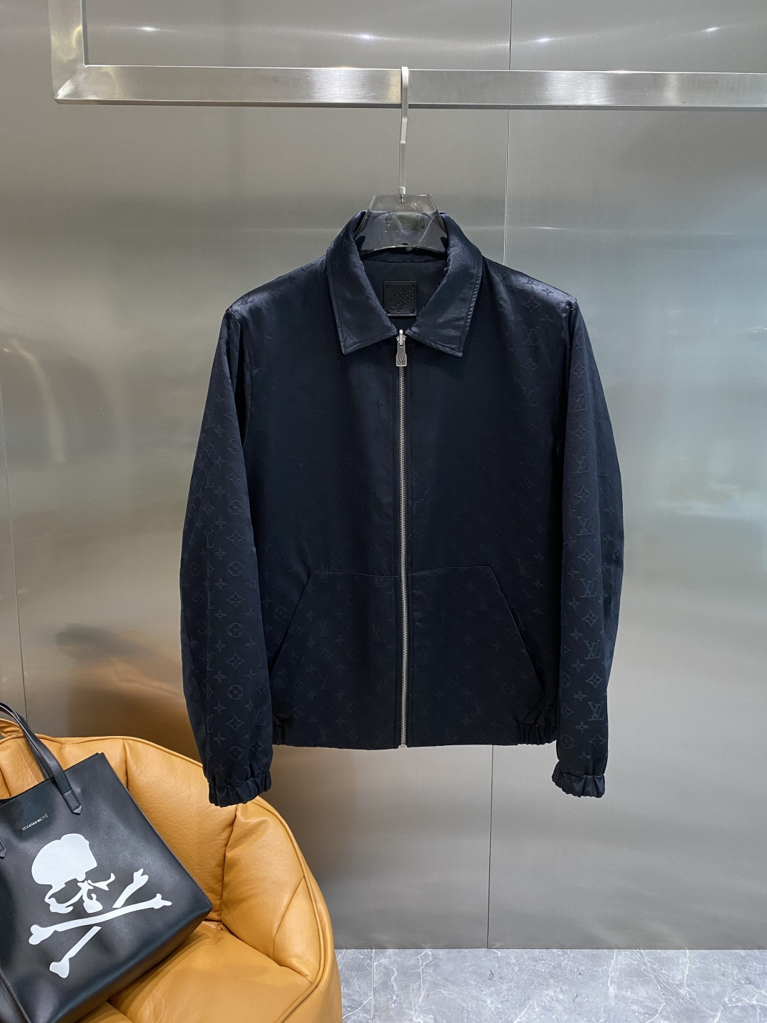 NO:508026,'Donkey Family' LV full-print logo jacket, double-sided wear, trading company channel goods, pure blood quality, new autumn products, sold simultaneously on G.com, popular hot models in the buyer store, exclusive sale!  A single item with great brand elements, full of dark patterns, full of printed logos, very eye-catching and fashionable detailed design highlights the brand characteristics and is quite recognizable!  The quality is first-class, the craftsmanship and fabrics are all supplied by foreign merchants. It has excellent comfort and exquisite details. For minimalist and highly artistic jackets, there are never too many wardrobes. They are very outstanding in their random outfits and full of tone!  Size M-XXXL the next day, louis vuitton,louis vuitton,louis vuitton,jackets & coats,jackets & coats,alexander wang19860909《驴家》 LV满印logo夹克外套,双面穿 贸易公司渠道货,纯正血统品质,秋季新品,G网同步售卖,买手店里的人气热款,独家发售！极富品牌元素特征的一款单品,满印暗纹LOGO,非常招眼且时髦的细节设计,凸显出品牌特质,相当具有辨识度！品相一流,工艺与面料皆为外商客供,舒适度绝佳,细节精致考究,对于极简且艺术感极强的夹克,衣橱永远不嫌多,随意穿搭都非常出彩,腔调十足！ 尺码M- XXXL隔天,,louis vuitton,louis vuitton,louis vuitton,jackets & coats,jackets & coats,alexander wang,Men's clothing