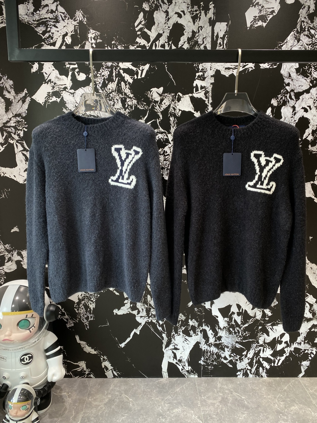 NO:508025,'Donkey Family' LV new long-sleeved round-neck knitted sweater, highlighting the far west theme of the 2025 autumn and winter show. Responsible procurement of wool makes it an elegant choice for the season change season, injecting trendy and new ideas into casual denim or exquisite styling. Size S-XL the next day, louis vuitton, louis vuitton, louis vuitton, sweaters, alexander wang19860909《驴家》 LV 新款长袖圆领针织毛衣衫,彰显2025秋冬秀场的 far west 主题.责任采购羊毛成就换季时节的典雅之选,可为休闲牛仔或考究造型注入潮流新意.尺码S-XL隔天,,louis vuitton,louis vuitton,louis vuitton,sweaters,alexander wang,Men's clothing