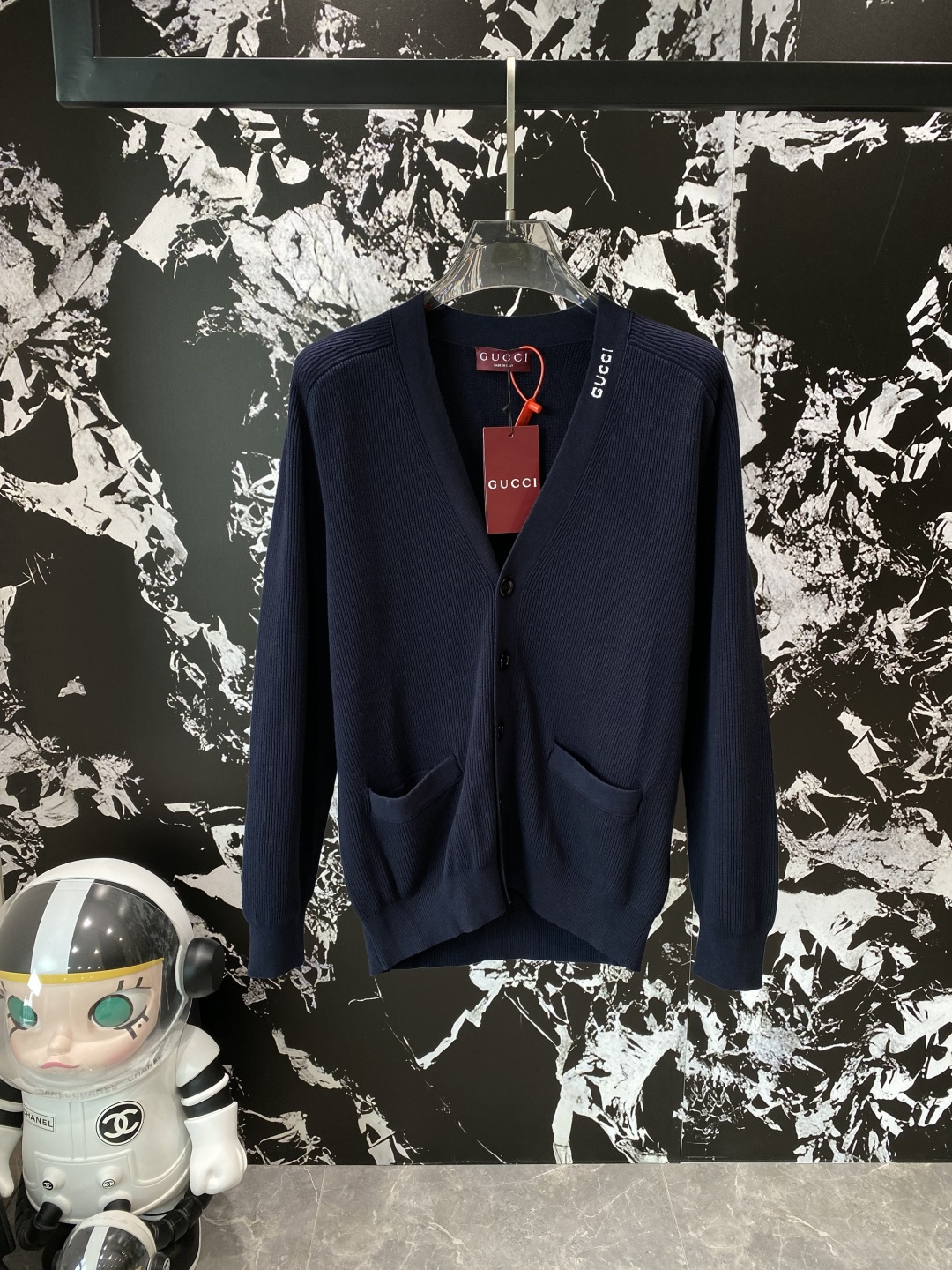 NO:508030,'Gujia' Guqi cardigan new long-sleeved round-neck knitted sweater, highlighting the far west theme of the 2025 autumn and winter show. Responsible procurement of wool makes it an elegant choice for the season change season, and can inject trendy and new ideas into casual denim or exquisite styling. Size S-XL the next day, gucci, sweaters, alexander wang19860909《古家》 古奇开衫新款长袖圆领针织毛衣衫,彰显2025秋冬秀场的 far west 主题.责任采购羊毛成就换季时节的典雅之选,可为休闲牛仔或考究造型注入潮流新意.尺码S-XL隔天,,gucci,sweaters,alexander wang,Men's clothing