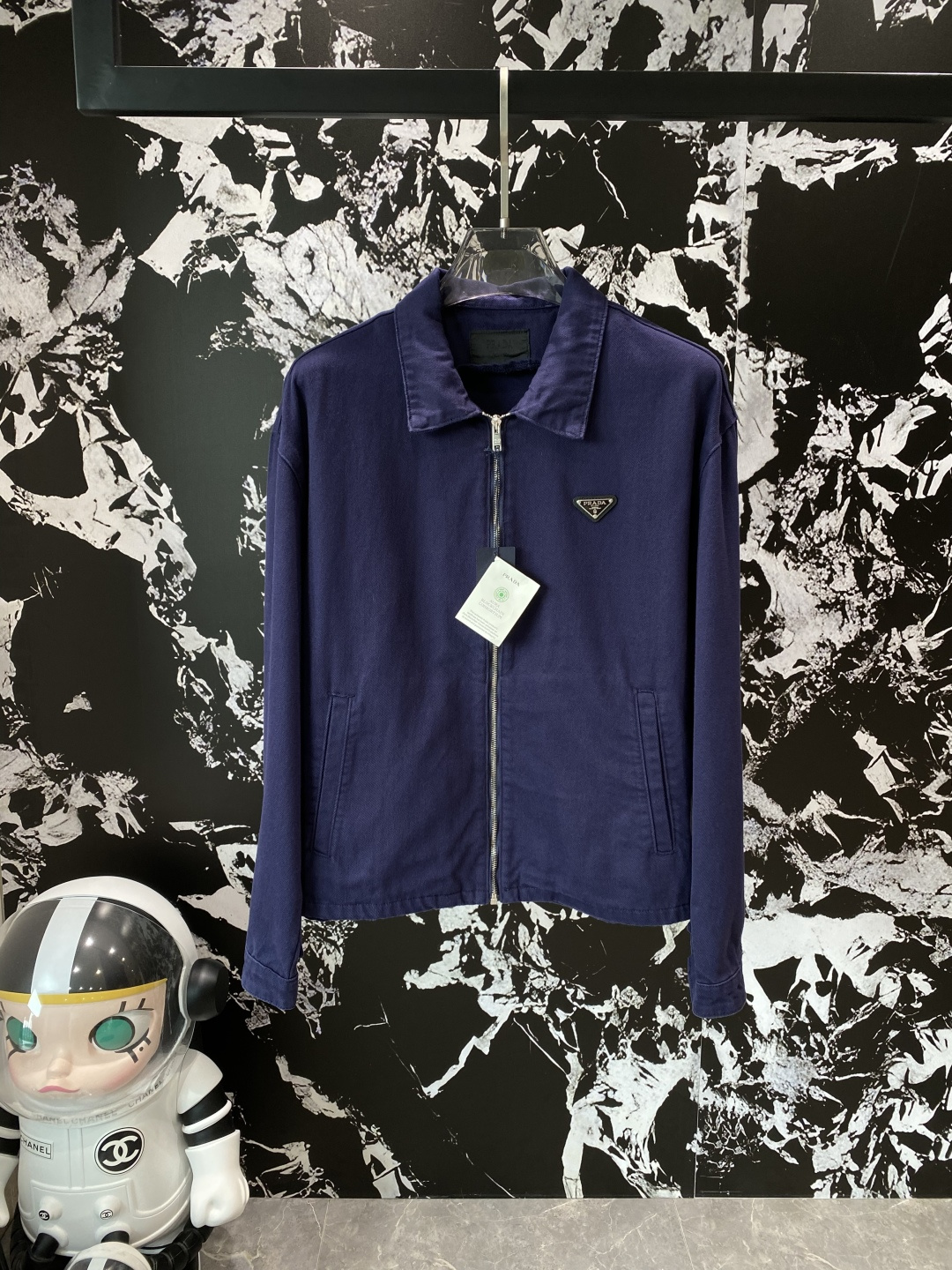 NO:508040,'Pujia' denim jacket, selected imported denim fabric, logo heavy industry washing jacket, hardware button embellishment, crisp and stylish, unique angle new interpretation, fashionable and versatile first choice!  S-XL next day, prada, jackets & coats, alexander wang19860909《普家》 牛仔外套 精选进口丹宁牛仔面料,logo重工洗水 外套,五金纽扣点缀,挺括有型,独有的角度全新演绎 时尚百搭首选！码数S-XL隔天,,prada,jackets & coats,alexander wang,Men's clothing