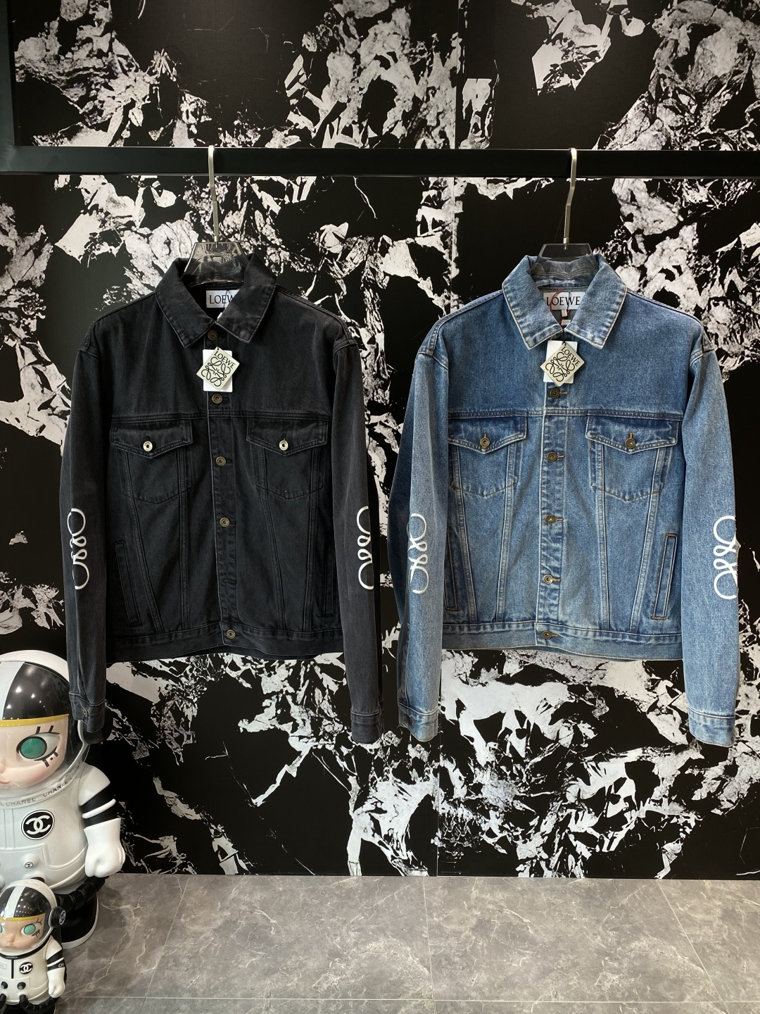 NO:508050,'Luo Family' denim jacket, selected imported denim fabric, double-arm logo heavy-duty wash coat, hardware button embellishment, crisp and stylish, unique angle new interpretation, fashionable and versatile first choice!  S-XL the next day, loewe, jackets & coats, alexander wang19860909《罗家》 牛仔外套 精选进口丹宁牛仔面料,双臂logo重工洗水 外套,五金纽扣点缀,挺括有型,独有的角度全新演绎 时尚百搭首选！码数S-XL隔天,,loewe,jackets & coats,alexander wang,Men's clothing