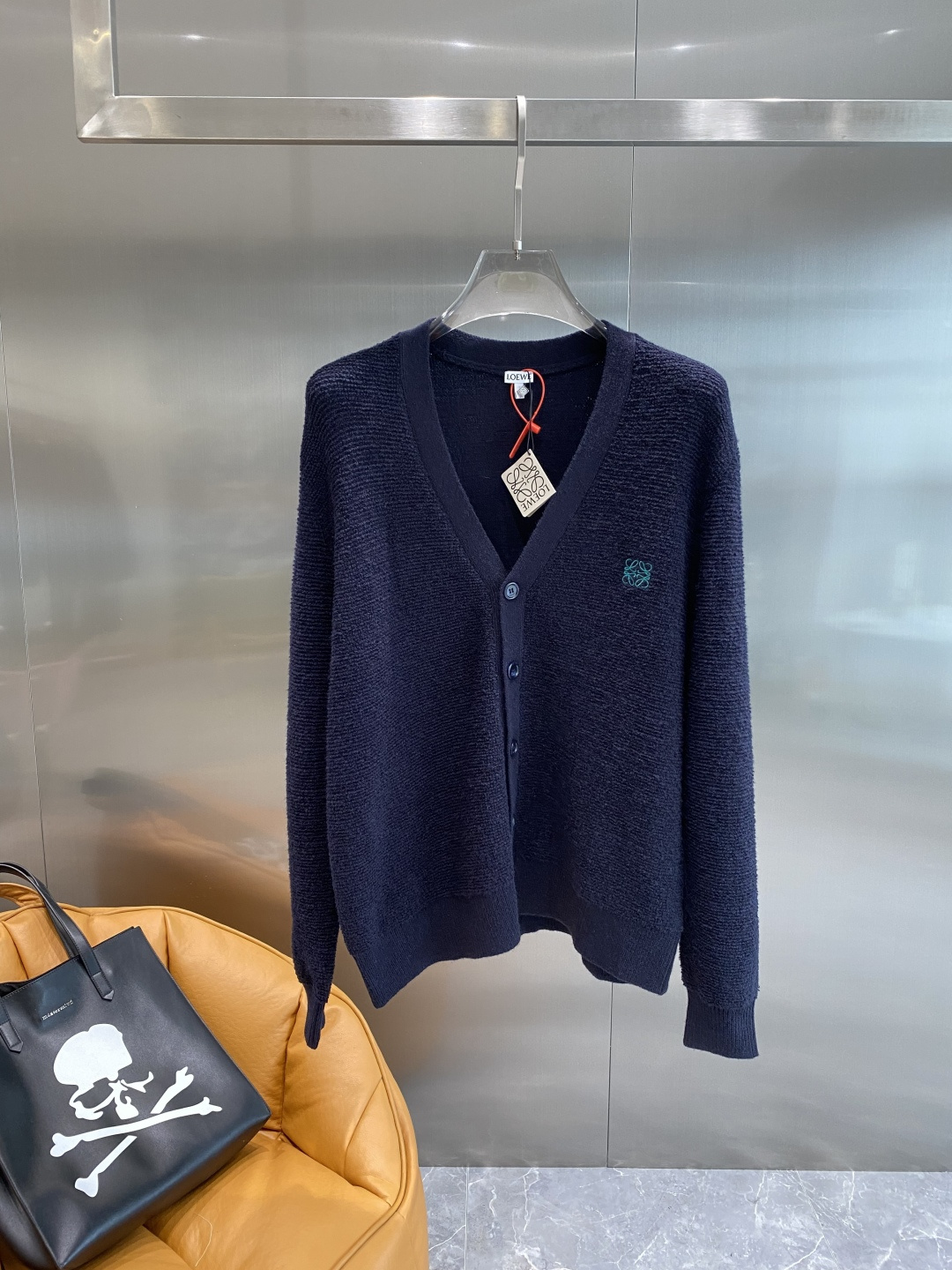 NO:508045,'Luo Family' Luo Yiwei cardigan new long-sleeved round-neck knitted sweater, highlighting the theme of the 2025 autumn and winter show. Responsible procurement of wool makes it an elegant choice for the seasonal change, and can inject trendy and new ideas into casual denim or exquisite styling. Size S-XL the next day, loewe, loewe, sweaters, alexander wang19860909《罗家》 罗意威开衫新款长袖圆领针织毛衣衫,彰显2025秋冬秀场的 主题.责任采购羊毛成就换季时节的典雅之选,可为休闲牛仔或考究造型注入潮流新意.尺码S-XL隔天,,loewe,loewe,sweaters,alexander wang,Men's clothing