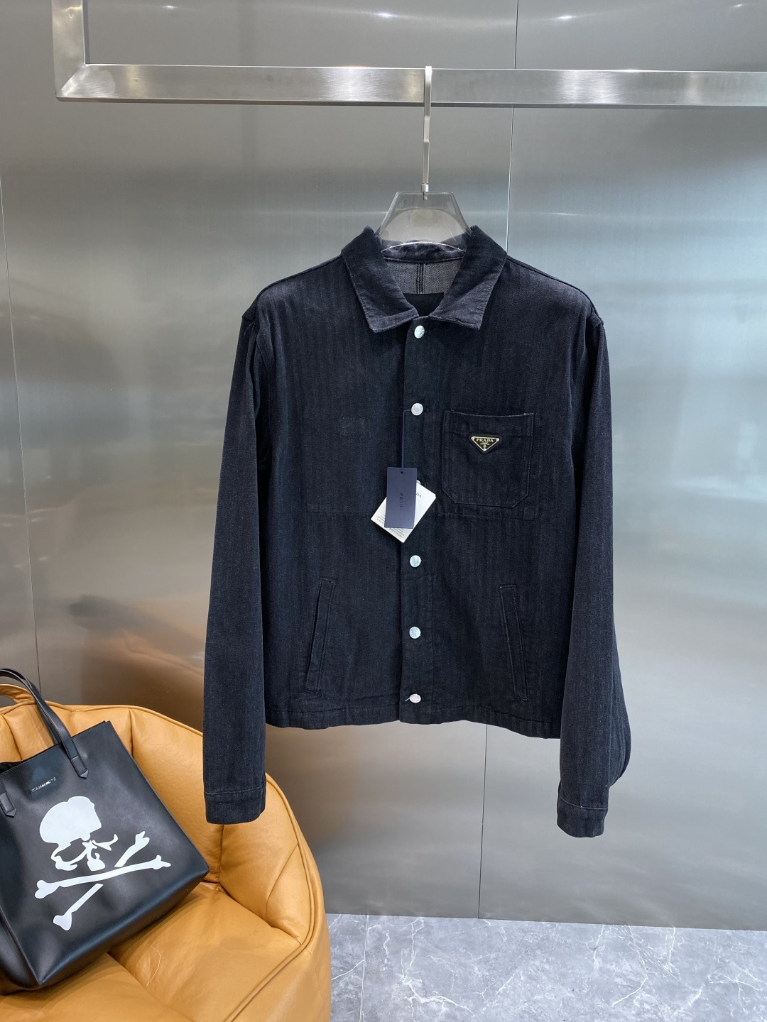 NO:508035,'Pujia' denim jacket, selected imported denim fabric, logo embroidery, heavy industry washing jacket, hardware button embellishment, crisp and stylish, unique angle new interpretation, fashionable and versatile first choice!  S-XL next day, prada, jackets & coats, alexander wang19860909《普家》 牛仔外套 精选进口丹宁牛仔面料,logo刺绣 重工洗水 外套,五金纽扣点缀,挺括有型,独有的角度全新演绎 时尚百搭首选！码数S-XL隔天,,prada,jackets & coats,alexander wang,Men's clothing