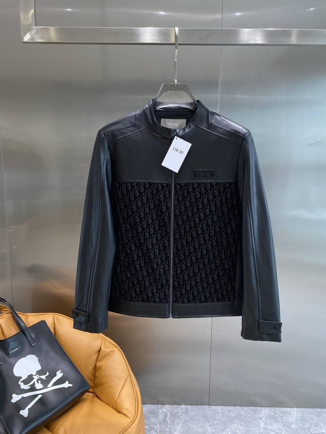 NO:508021,'Dijia' 2025 autumn leather jacket new style jacket, the new product on the show is perfect, the memory fabric is comfortable and warm, the three standards are complete, the colors are full and attractive, and the very outstanding design easily advances the sense of fashion, the workmanship is extremely exquisite and rigorous, and the wiring is neat and meticulous!  A masterpiece of a big-name designer!  The upper body doesn't look bloated and super handsome!  Spot code M ~ XXXL the next day,,dior,jackets & coats,jackets & coats,leather jacket,alexander wang19860909《迪家》 2025秋季皮衣新款夹克外套,秀场新品品相非常完美,记忆面料舒适保暖,三标齐全,色泽饱满诱人,非常出彩的设计,轻松将时髦感进阶,做工极为考究严谨,走线工整细致！大牌设计师巨作！上身不显臃肿、超级帅气！现货码数M ～ XXXL隔天,,dior,jackets & coats,jackets & coats,leather jacket,alexander wang,Men's clothing