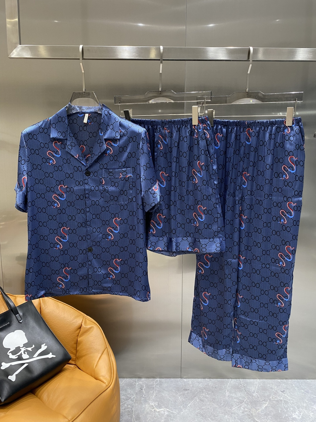 NO:517534,'Gujia' 2025 luxury casual pajamas three-piece set Set, high-order silk silk fabric upgrade process upgrade Home clothing, high-order Russian silk fabric skin-friendly and comfortable, home essentials, silk products must not be machine-washed, men and women-like styles Recommended by hand or washing bag Number M-3XL the next day,,gucci, real silk, alexander wang19860909《古家》 2025奢华休闲睡衣三件套 套装 高订天绸丝面料升级工艺升级 家居服 高定俄罗丝面料亲肤轻柔舒适 家居必备 真丝产品切勿机洗,男女同款 建议 手洗或者洗衣袋洗 码数M-3XL隔天,,gucci,real silk,alexander wang,Men's clothing