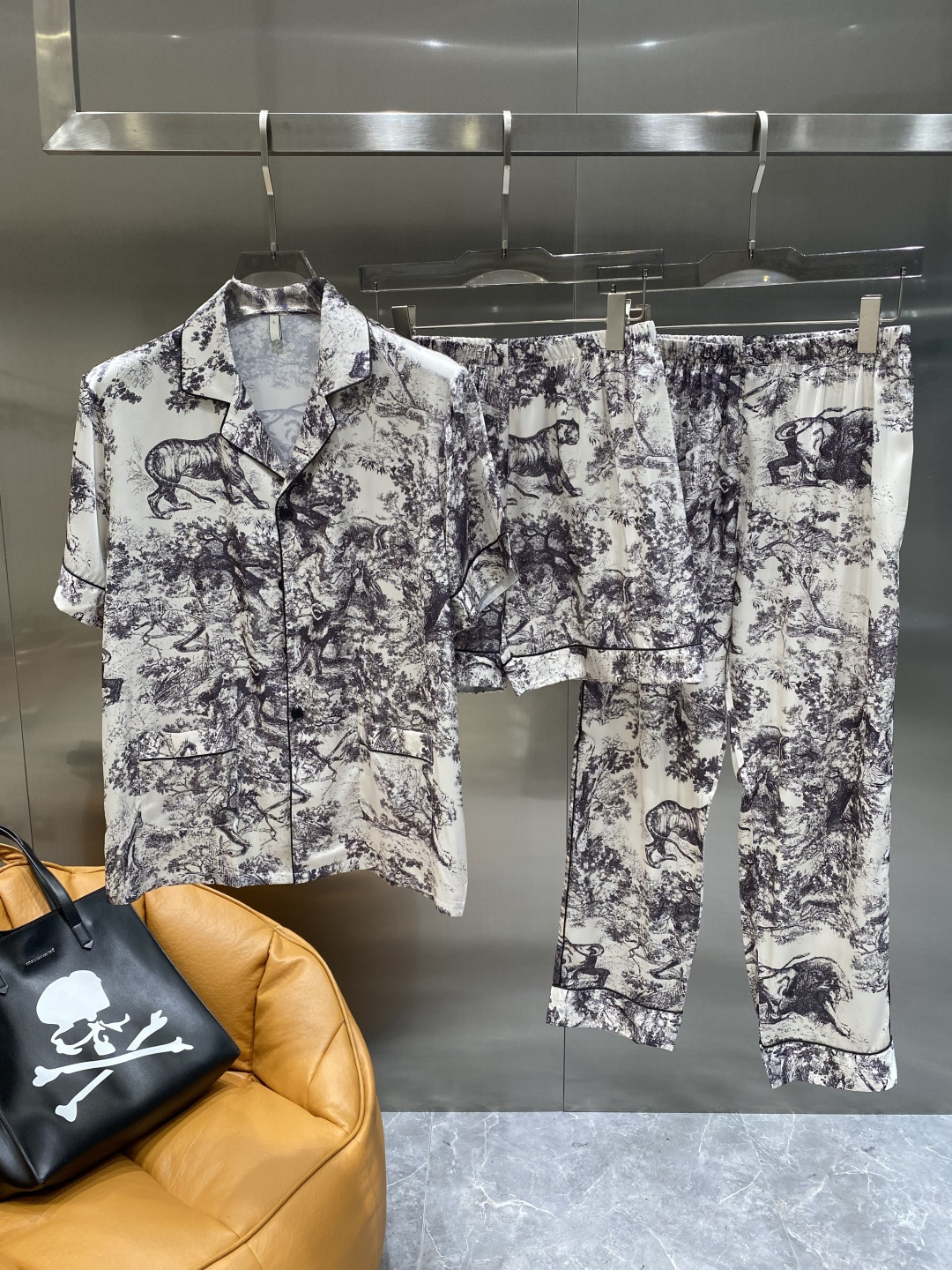 NO:517553,'Dijia' 2025 luxury casual pajamas three-piece set Set High-order silk silk fabric upgrade process upgrade Home clothing High-order Russian silk fabric skin friendly and comfortable skin-friendly and comfortable Home essentials Silk products must not be machine-washed, men and women same style Recommended Hand washing or laundry bag washing Number M-3XL the next day, dior, real silk, alexander wang19860909《迪家》 2025奢华休闲睡衣三件套 套装 高订天绸丝面料升级工艺升级 家居服 高定俄罗丝面料亲肤轻柔舒适 家居必备 真丝产品切勿机洗,男女同款 建议 手洗或者洗衣袋洗 码数M-3XL隔天,,dior,real silk,alexander wang,Men's clothing