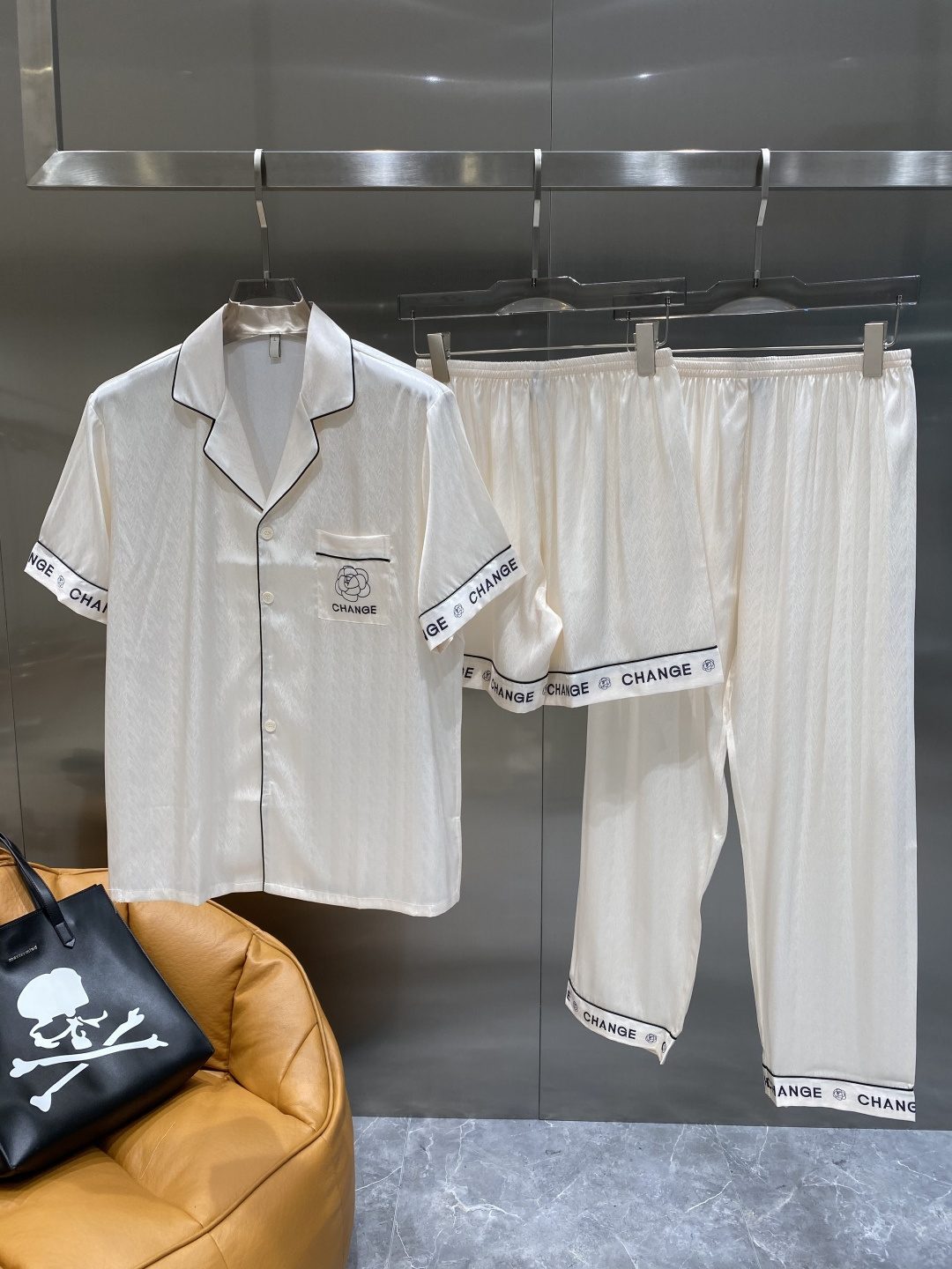 NO:517539,'Xiangjia' 2025 luxury casual pajamas three-piece set Set High-order silk silk fabric upgrade process upgrade Home clothing High-order Russian silk fabric skin friendly and comfortable Skin-friendly and comfortable Home essentials Silk products must not be machine-washed, men and women same style Recommended Hand washing or laundry bag washing Number M-3XL the next day, Chanel, real silk, alexander wang19860909《香家》 2025奢华休闲睡衣三件套 套装 高订天绸丝面料升级工艺升级 家居服 高定俄罗丝面料亲肤轻柔舒适 家居必备 真丝产品切勿机洗,男女同款 建议 手洗或者洗衣袋洗 码数M-3XL隔天,,chanel,real silk,alexander wang,Men's clothing