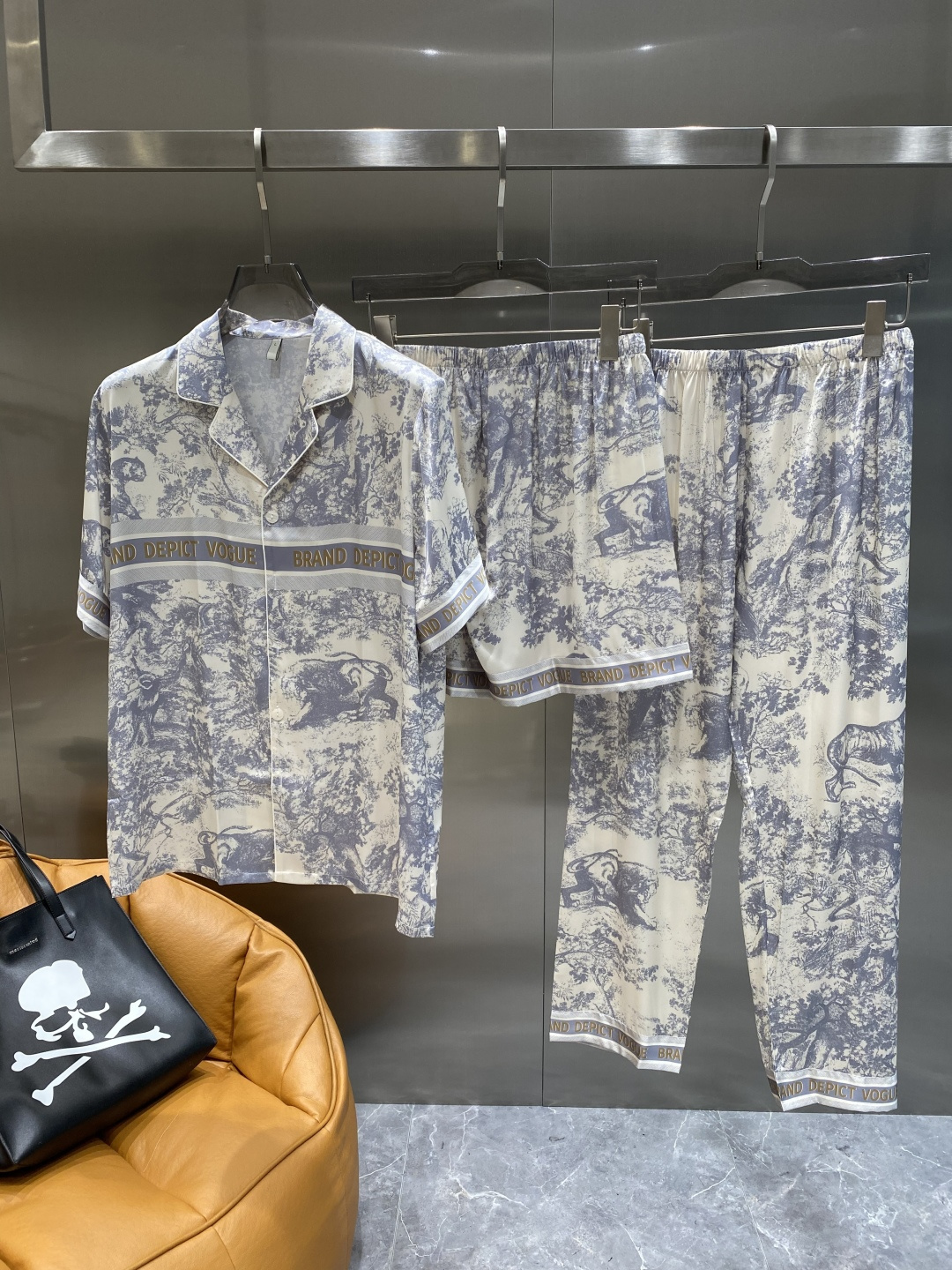 NO:517519,'Dijia' 2025 luxury casual pajamas three-piece set Set High-order silk silk fabric upgrade process upgrade Home clothing High-order Russian silk fabric skin friendly and comfortable skin-friendly and comfortable Home essentials Silk products must not be machine-washed, men and women same style Recommended Hand washing or laundry bag washing Number M-3XL the next day, dior, real silk, alexander wang19860909《迪家》 2025奢华休闲睡衣三件套 套装 高订天绸丝面料升级工艺升级 家居服 高定俄罗丝面料亲肤轻柔舒适 家居必备 真丝产品切勿机洗,男女同款 建议 手洗或者洗衣袋洗 码数M-3XL隔天,,dior,real silk,alexander wang,Men's clothing