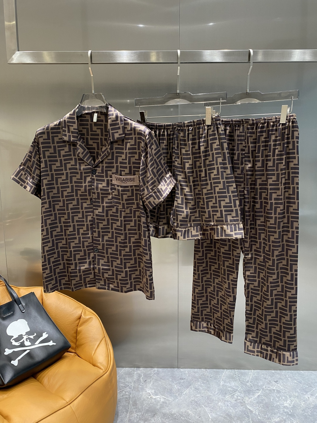 NO:517548,'Fenjia' 2025 luxury casual pajamas three-piece set Set High-order silk silk fabric upgrade process upgrade Home clothing High-order Russian silk fabric skin friendly and comfortable skin-friendly and comfortable essential home furnishings Do not wash silk products by machine, same style for men and women. Suggested hand washing or washing bag number M-3XL the next day, fendi, real silk, alexander wang19860909《芬家》 2025奢华休闲睡衣三件套 套装 高订天绸丝面料升级工艺升级 家居服 高定俄罗丝面料亲肤轻柔舒适 家居必备 真丝产品切勿机洗,男女同款 建议 手洗或者洗衣袋洗 码数M-3XL隔天,,fendi,real silk,alexander wang,Men's clothing