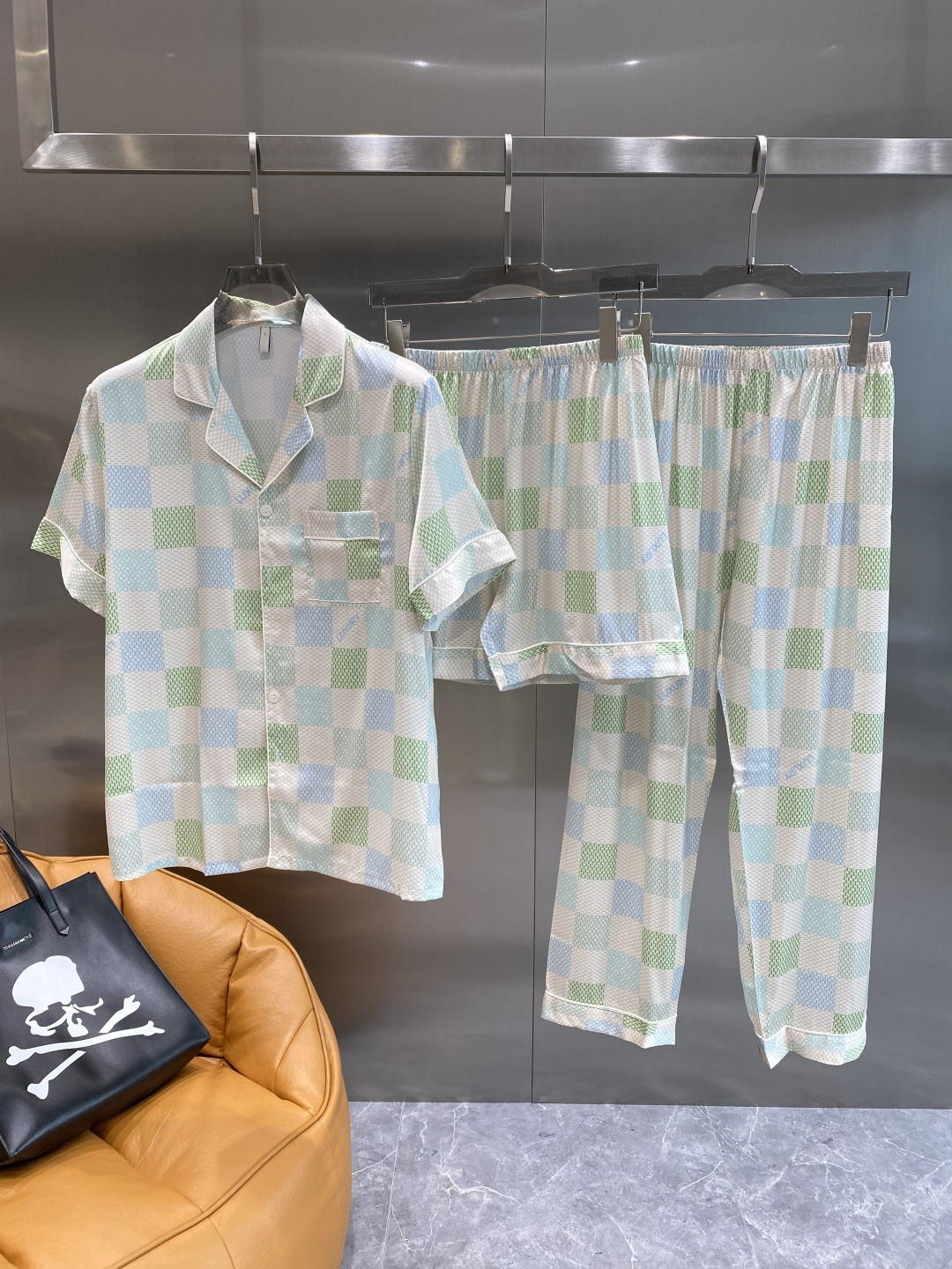 NO:517558,'Donkey Family' 2025 luxury casual pajamas three-piece set Set High-order silk silk fabric upgrade process upgrade Home clothing High-order Russian silk fabric skin friendly and comfortable Home essentials Do not machine wash silk products, same style for men and women Recommended Hand washing or laundry bag washing Number M-3XL the next day, louis vuitton, louis vuitton, real silk, alexander wang19860909《驴家》 2025奢华休闲睡衣三件套 套装 高订天绸丝面料升级工艺升级 家居服 高定俄罗丝面料亲肤轻柔舒适 家居必备 真丝产品切勿机洗,男女同款 建议 手洗或者洗衣袋洗 码数M-3XL隔天,,louis vuitton,louis vuitton,real silk,alexander wang,Men's clothing