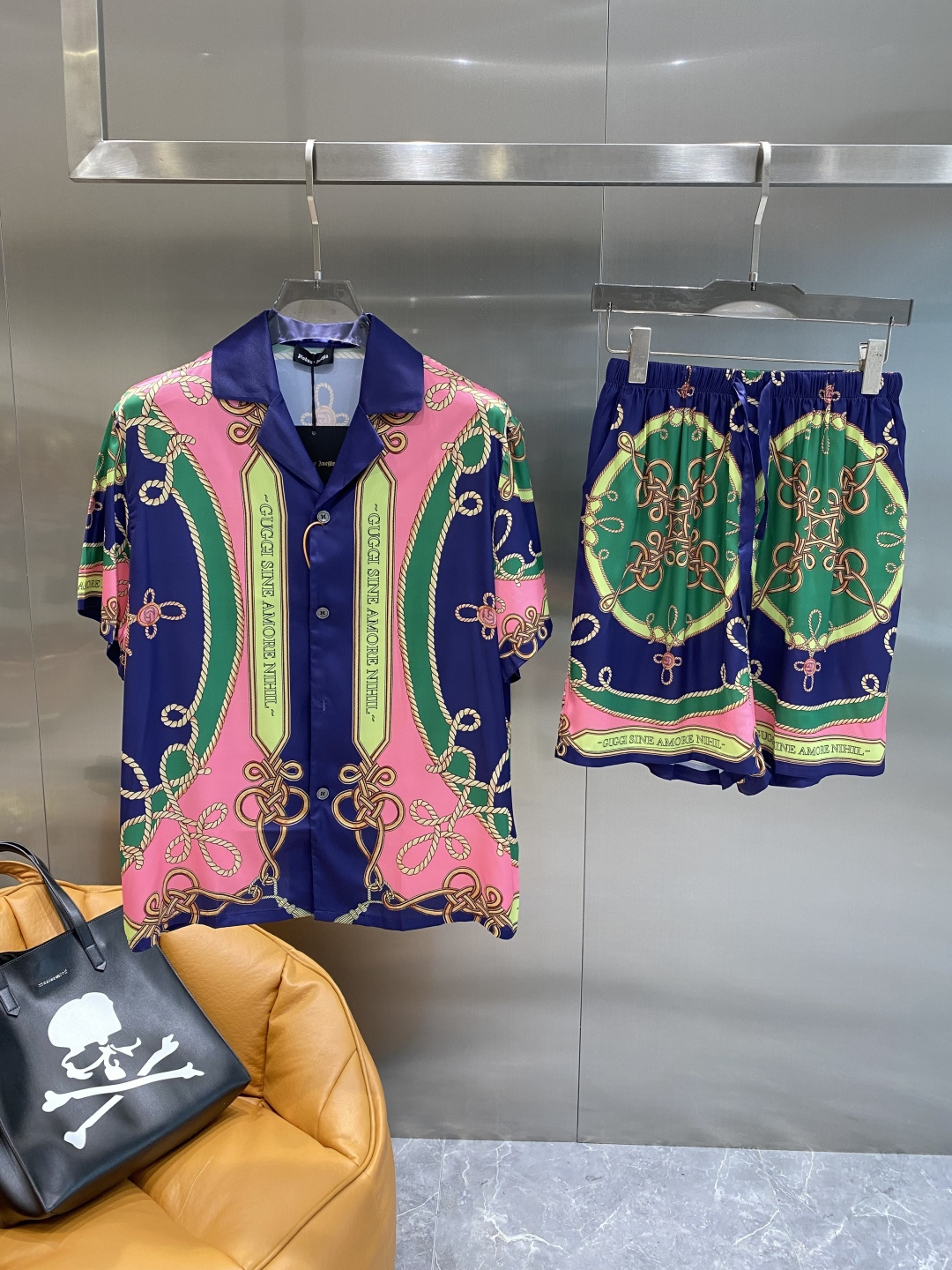 NO:517529,'Gujia' Casual pajamas set High-order silk silk fabric upgrade process upgrade Home clothing High-order Russian silk fabric skin-friendly and comfortable Home essentials Do not machine wash silk products, recommended to hand wash or wash bag number M-3XL the next day, gucci, real silk, alexander wang19860909《古家》 休闲睡衣套装 高订天绸丝面料升级工艺升级 家居服 高定俄罗丝面料亲肤轻柔舒适 家居必备 真丝产品切勿机洗,建议 手洗或者洗衣袋洗 码数M-3XL隔天,,gucci,real silk,alexander wang,Men's clothing