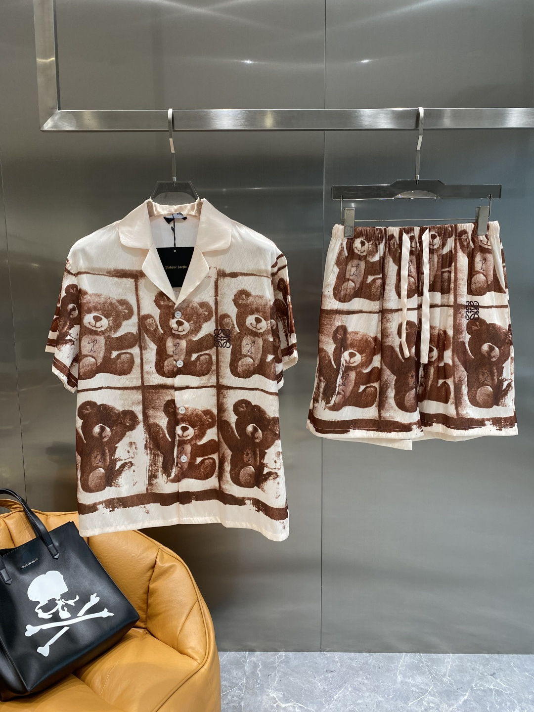 NO:517526,'Luo Family' Casual pajamas set High-order silk silk fabric upgrade process upgrade Home clothing High-order Russian silk fabric skin-friendly and comfortable Home essentials Do not machine wash silk products, recommended to hand wash or wash bag number M-3XL the next day, loewe, real silk, alexander wang19860909《罗家》 休闲睡衣套装 高订天绸丝面料升级工艺升级 家居服 高定俄罗丝面料亲肤轻柔舒适 家居必备 真丝产品切勿机洗,建议 手洗或者洗衣袋洗 码数M-3XL隔天,,loewe,real silk,alexander wang,Men's clothing