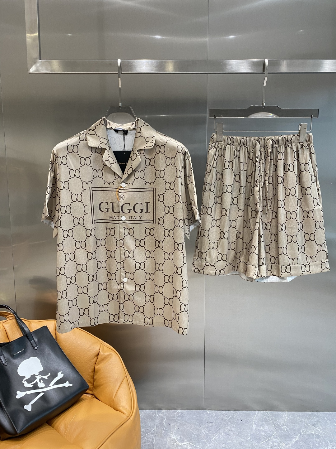 NO:517522,'Gujia' Casual pajamas set High-order silk silk fabric upgrade process upgrade Home clothing High-order Russian silk fabric skin-friendly and comfortable Home essentials Do not machine wash silk products, recommended to hand wash or wash bag number M-3XL the next day, gucci, real silk, alexander wang19860909《古家》 休闲睡衣套装 高订天绸丝面料升级工艺升级 家居服 高定俄罗丝面料亲肤轻柔舒适 家居必备 真丝产品切勿机洗,建议 手洗或者洗衣袋洗 码数M-3XL隔天,,gucci,real silk,alexander wang,Men's clothing