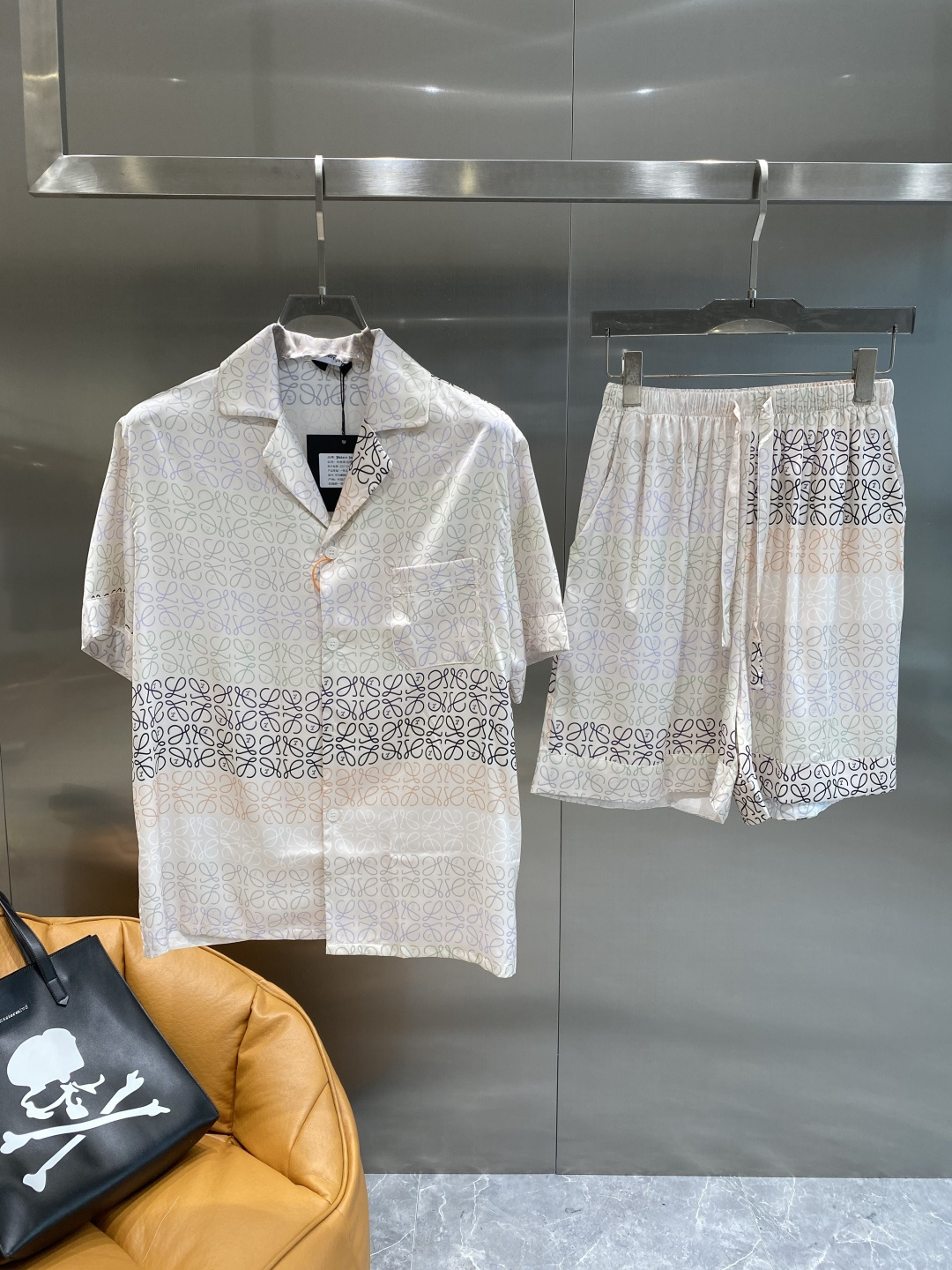 NO:517518,'Luo Family' Casual pajamas set High-order silk silk fabric upgrade process upgrade Home clothing High-order Russian silk fabric skin-friendly and comfortable Home essentials Do not machine wash silk products, recommended to hand wash or wash bag number M-3XL the next day, loewe, real silk, alexander wang19860909《罗家》 休闲睡衣套装 高订天绸丝面料升级工艺升级 家居服 高定俄罗丝面料亲肤轻柔舒适 家居必备 真丝产品切勿机洗,建议 手洗或者洗衣袋洗 码数M-3XL隔天,,loewe,real silk,alexander wang,Men's clothing