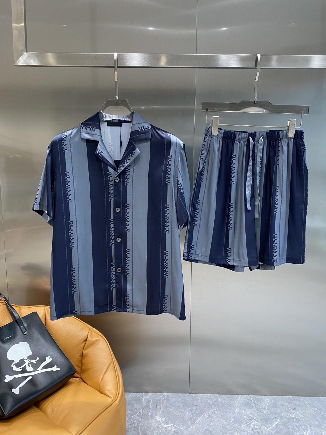 NO:517521,'Pujia' Casual pajamas set High-order silk silk fabric upgrade process upgrade Home clothing High-order Russian silk fabric skin-friendly and comfortable Home essentials Do not machine wash silk products, recommended to hand wash or wash bag number M-3XL the next day, prada, real silk, alexander wang19860909《普家》 休闲睡衣套装 高订天绸丝面料升级工艺升级 家居服 高定俄罗丝面料亲肤轻柔舒适 家居必备 真丝产品切勿机洗,建议 手洗或者洗衣袋洗 码数M-3XL隔天,,prada,real silk,alexander wang,Men's clothing