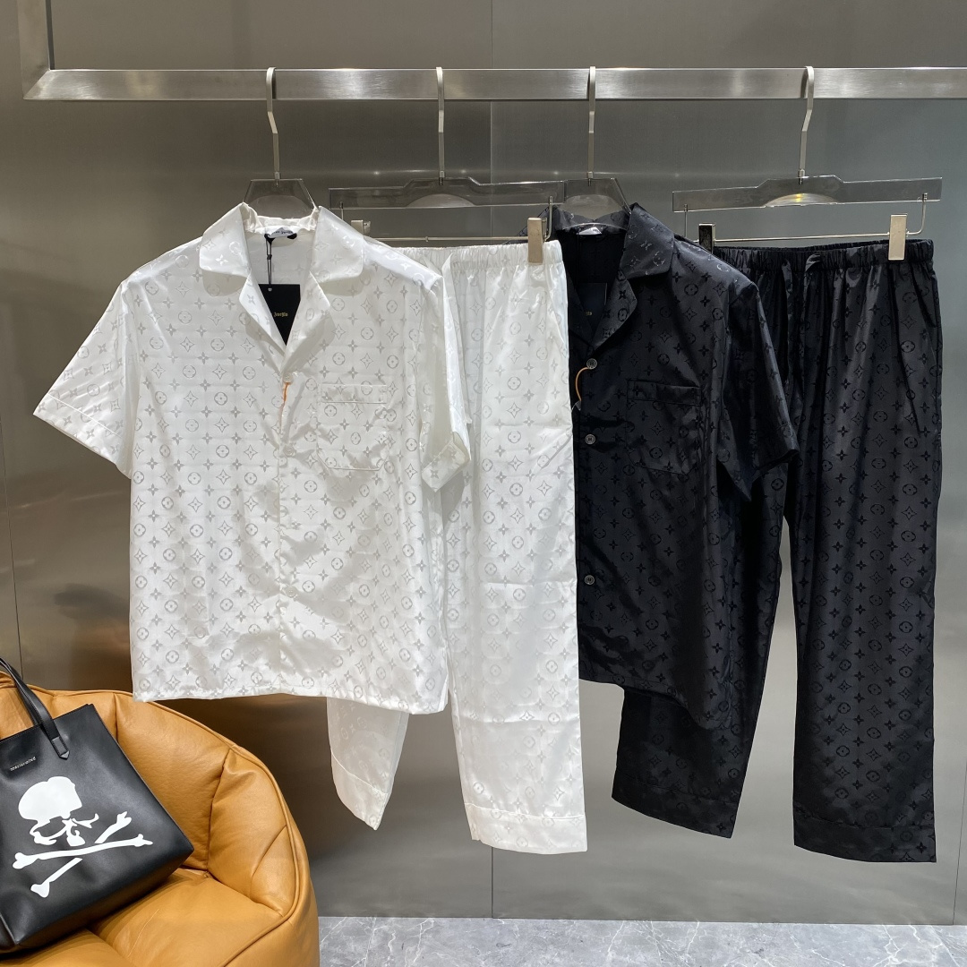 NO:517500,'Donkey Family' Casual pajamas set High-order silk silk fabric upgrade process upgrade Home clothing High-order Russian silk fabric skin-friendly and comfortable Home essentials Do not machine wash silk products, recommended to hand wash or wash bag code M-3XL the next day, louis vuitton, louis vuitton, real silk, alexander wang19860909《驴家》 休闲睡衣套装 高订天绸丝面料升级工艺升级 家居服 高定俄罗丝面料亲肤轻柔舒适 家居必备 真丝产品切勿机洗,建议 手洗或者洗衣袋洗 码数M-3XL隔天,,louis vuitton,louis vuitton,real silk,alexander wang,Men's clothing