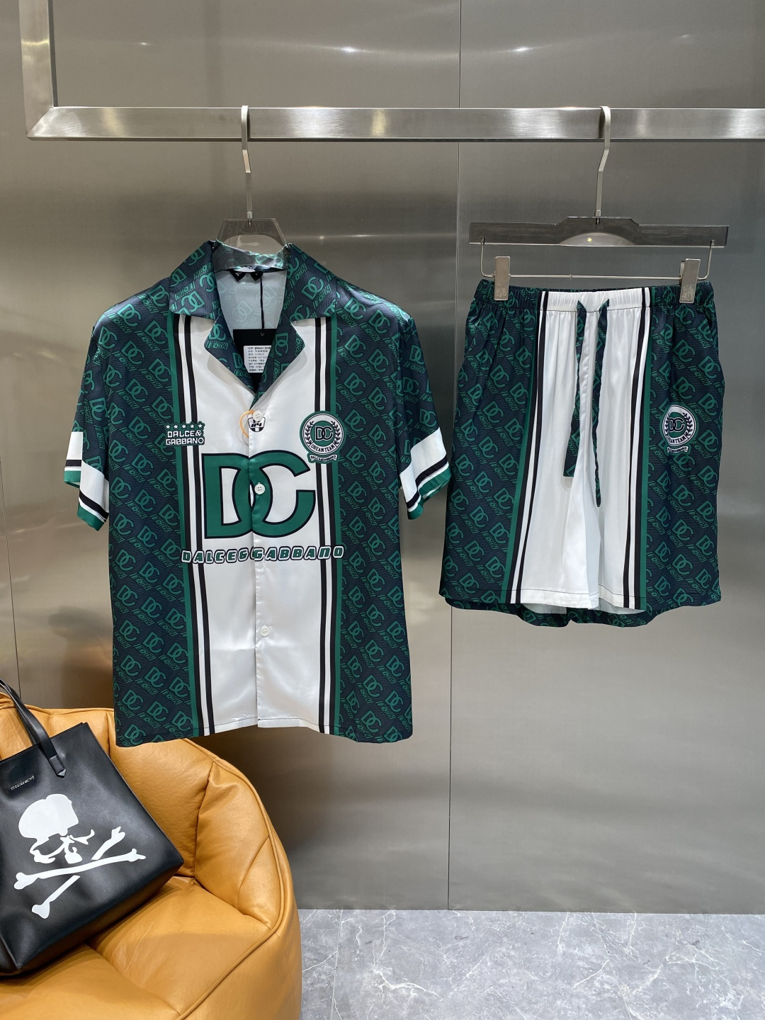 NO:517516,'DG Home' Casual pajamas set High-order silk silk fabric upgrade process upgrade Home clothing High-order Russian silk fabric skin-friendly and comfortable Home essentials Do not machine wash silk products, recommended to hand wash or wash bag number M-3XL the next day, gucci, real silk, alexander wang19860909《DG家》 休闲睡衣套装 高订天绸丝面料升级工艺升级 家居服 高定俄罗丝面料亲肤轻柔舒适 家居必备 真丝产品切勿机洗,建议 手洗或者洗衣袋洗 码数M-3XL隔天,,gucci,real silk,alexander wang,Men's clothing