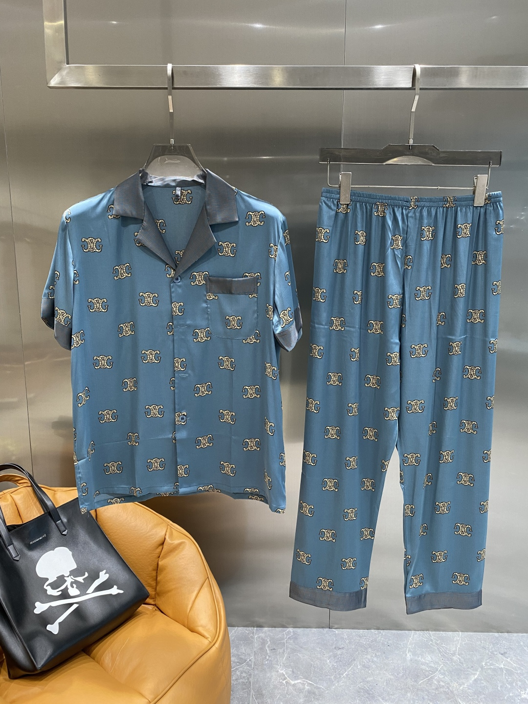 NO:517508,'Saijia' Casual pajamas set High-order silk silk fabric upgrade process upgrade Home clothing High-order Russian silk fabric skin-friendly and comfortable Home essentials Do not machine wash silk products, recommended to hand wash or wash bag number M-3XL the next day, real silk, alexander wang19860909《赛家》 休闲睡衣套装 高订天绸丝面料升级工艺升级 家居服 高定俄罗丝面料亲肤轻柔舒适 家居必备 真丝产品切勿机洗,建议 手洗或者洗衣袋洗 码数M-3XL隔天,,real silk,alexander wang,Men's clothing