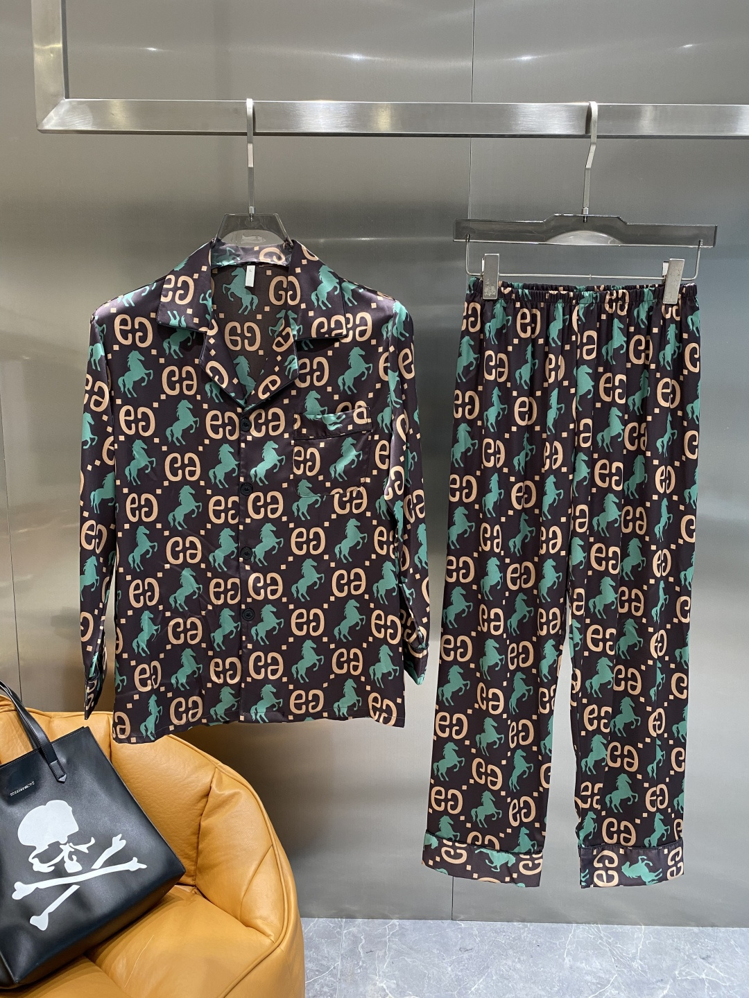 NO:517496,'Gujia' Casual pajamas set High-order silk silk fabric upgrade process upgrade Home clothing High-order Russian silk fabric skin-friendly and comfortable Home essentials Do not machine wash silk products, recommended to hand wash or wash bag number M-3XL the next day, gucci, real silk, alexander wang19860909《古家》 休闲睡衣套装 高订天绸丝面料升级工艺升级 家居服 高定俄罗丝面料亲肤轻柔舒适 家居必备 真丝产品切勿机洗,建议 手洗或者洗衣袋洗 码数M-3XL隔天,,gucci,real silk,alexander wang,Men's clothing