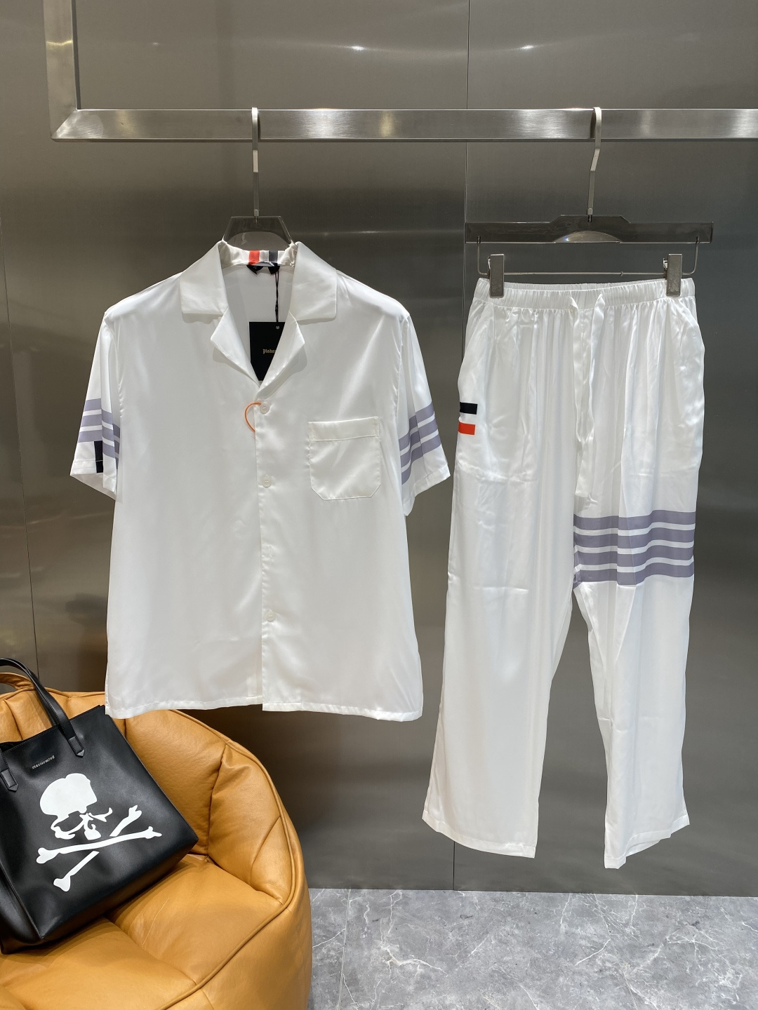 NO:517512,'TB Home' Casual pajamas set High-order silk silk fabric upgrade process upgrade Home clothing High-order Russian silk fabric skin-friendly and comfortable Home essentials Do not machine wash silk products, recommended to hand wash or wash bag number M-3XL the next day, real silk, alexander wang19860909《TB家》 休闲睡衣套装 高订天绸丝面料升级工艺升级 家居服 高定俄罗丝面料亲肤轻柔舒适 家居必备 真丝产品切勿机洗,建议 手洗或者洗衣袋洗 码数M-3XL隔天,,real silk,alexander wang,Men's clothing