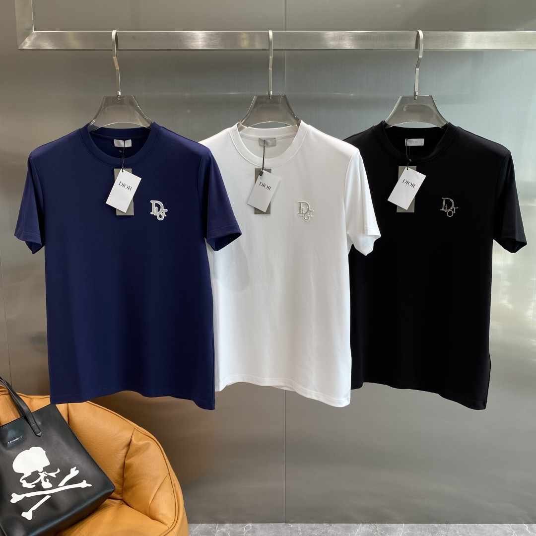 NO:517483,'Dijia' 2025ss autumn and winter new products, fashionable casual base, single wear round neck casual basic high-end worsted short sleeves, comfortable and warm!  Anti-pilling does not irritate the skin, can be worn close to the body, luxurious and classic elements design!  There is no too much complex craft. What you play is the fusion of design and material. Simple European style. A must-have for autumn and winter. Counter size M-3XL the next day, dior, T-shirt, alexander wang19860909《迪家》 2025ss秋冬新品时尚休闲打底单穿圆领休闲基础高档精纺短袖 舒适保暖！抗起球不刺激皮肤,可贴身穿,奢华经典元素设计！没有过多复杂的工艺 玩的就是设计与材质的融合 简约的欧风 秋冬季必备 专柜尺码M-3XL隔天,,dior,T-shirt,alexander wang,Men's clothing