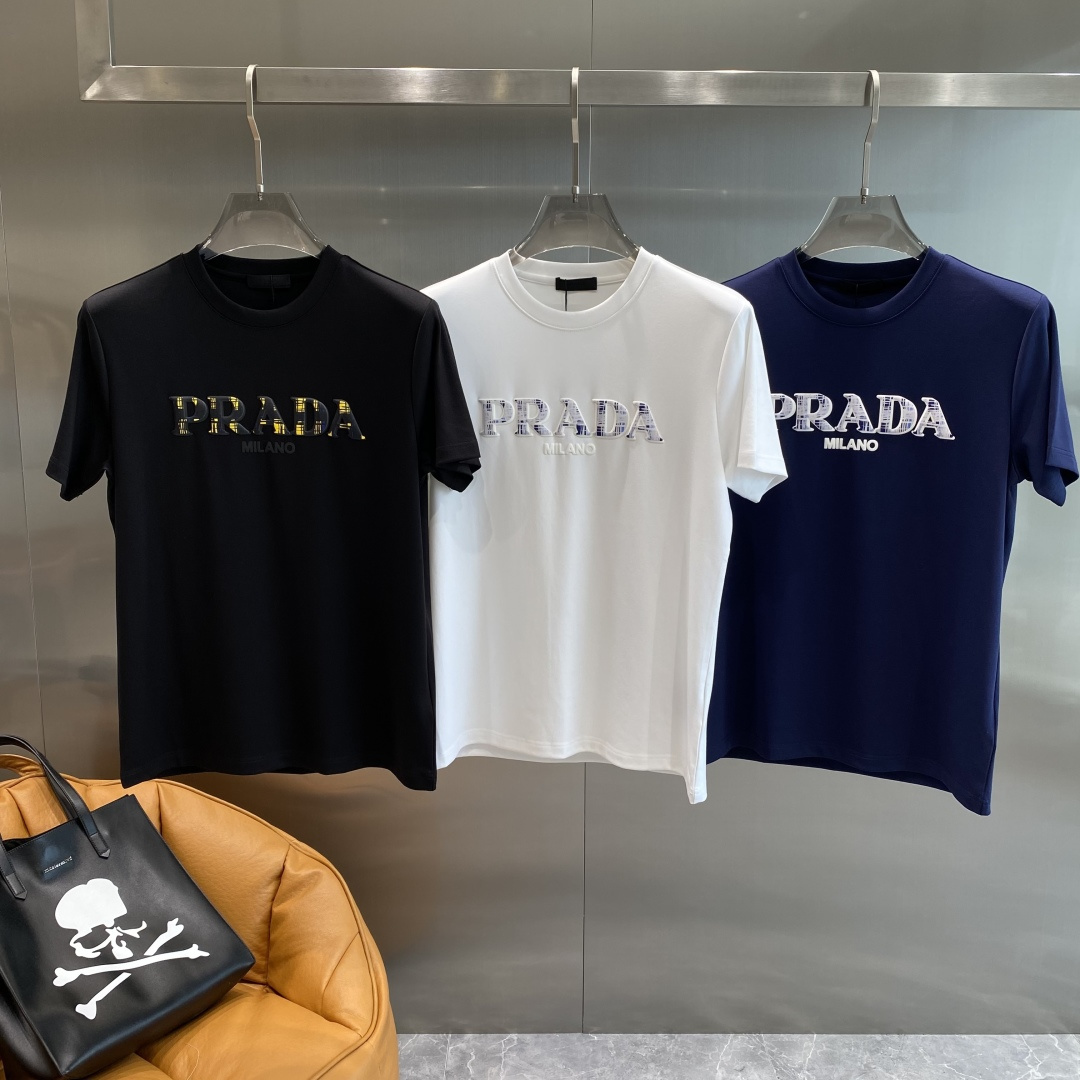 NO:517488,'Pujia' 2025ss autumn and winter new products, fashionable casual base, single wear round neck casual basic high-end worsted short sleeves, comfortable and warm!  Anti-pilling does not irritate the skin, can be worn close to the body, luxurious and classic elements design!  There is no too much complex craft. What you play is the fusion of design and material. Simple European style. A must-have for autumn and winter. Counter size M-3XL the next day, prada, T-shirt, alexander wang19860909《普家》 2025ss秋冬新品时尚休闲打底单穿圆领休闲基础高档精纺短袖 舒适保暖！抗起球不刺激皮肤,可贴身穿,奢华经典元素设计！没有过多复杂的工艺 玩的就是设计与材质的融合 简约的欧风 秋冬季必备 专柜尺码M-3XL隔天,,prada,T-shirt,alexander wang,Men's clothing