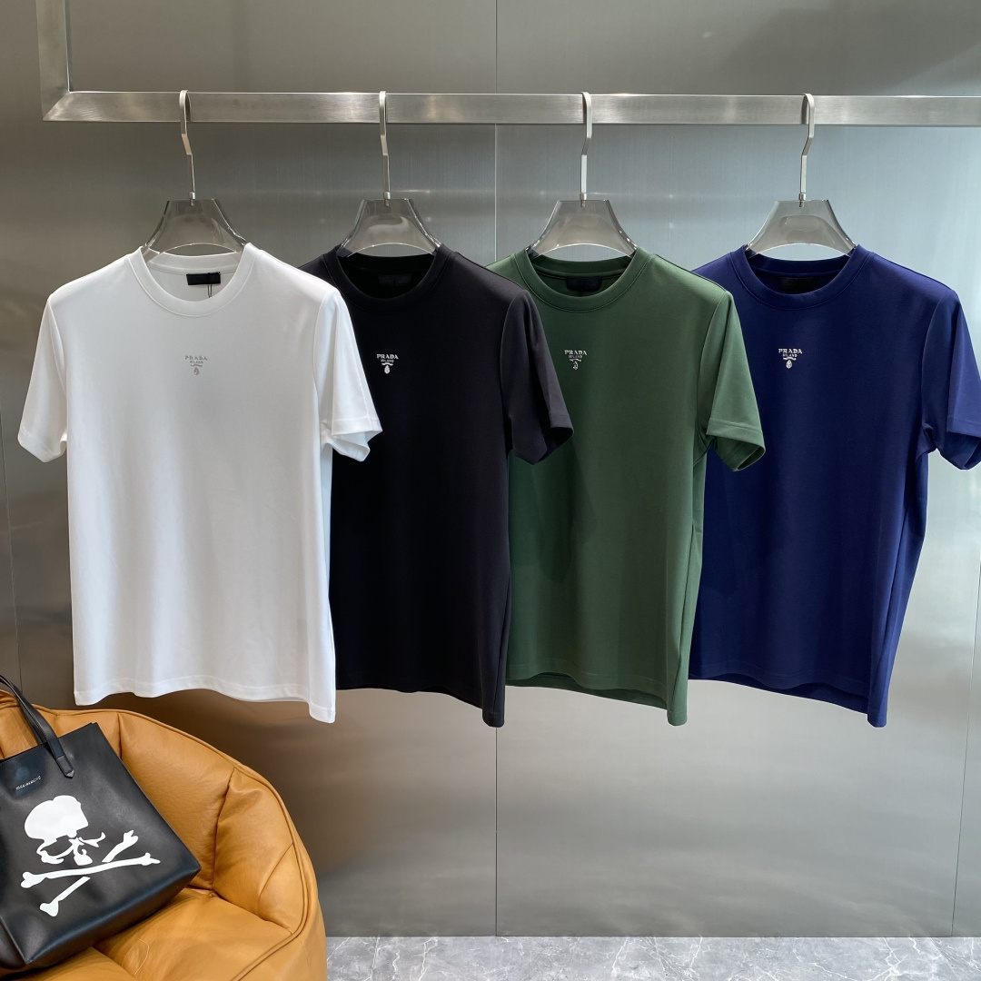 NO:509744,'Pujia' 2025ss autumn and winter new products, fashionable casual base, single wear round neck casual basic high-end worsted short sleeves, comfortable and warm!  Anti-pilling does not irritate the skin, can be worn close to the body, luxurious and classic elements design!  There is no too much complex craft. What you play is the fusion of design and material. Simple European style. A must-have for autumn and winter. Counter size M-3XL the next day, prada, T-shirt, alexander wang19860909《普家》 2025ss秋冬新品时尚休闲打底单穿圆领休闲基础高档精纺短袖 舒适保暖！抗起球不刺激皮肤,可贴身穿,奢华经典元素设计！没有过多复杂的工艺 玩的就是设计与材质的融合 简约的欧风 秋冬季必备 专柜尺码M-3XL隔天,,prada,T-shirt,alexander wang,Men's clothing