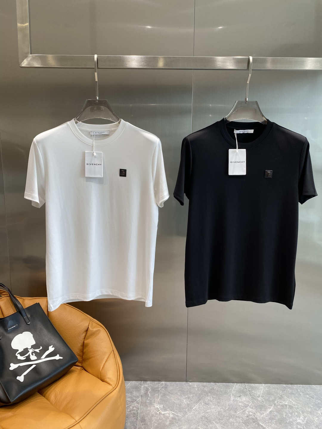 NO:509739,'Ji Family' 2025's latest autumn and winter short-sleeved T-shirt, handsome and fashionable, top-grade patterned letter logo on the chest, simple and versatile style. Fabric cotton is not only crisp, maintains a fashionable silhouette, but also comfortable to wear, and the yarn is more delicate, and the next day, T-shirt,tees, t-shirt,alexander wang19860909《纪家》 2025最新款秋冬短袖T恤,帅气时尚,胸口顶级图案字母logo,简约百搭款.面料棉 不仅挺括,保持潮流的廓形,又穿着舒适,纱织更细腻,码数M-3XL 隔天,,T-shirt,tees，t-shirt,alexander wang,Men's clothing