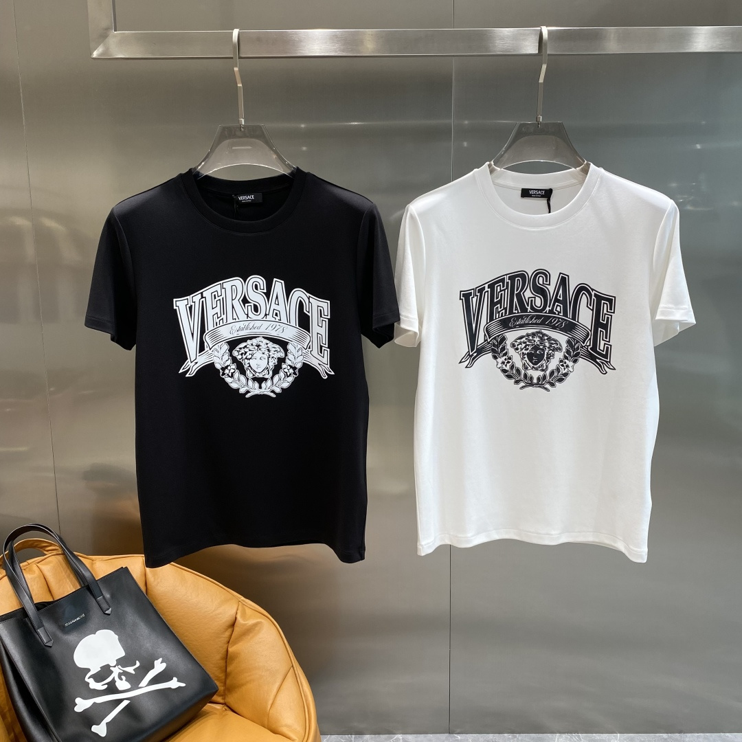 NO:509743,'Fan Jia' 2025's latest autumn and winter short-sleeved T-shirt, handsome and fashionable, top-grade patterned letter logo on the chest, simple and versatile style. Fabric cotton is not only crisp, maintains a fashionable silhouette, but also comfortable to wear, and the yarn is more delicate, and the next day, T-shirt,tees, t-shirt,alexander wang19860909《范家》 2025最新款秋冬短袖T恤,帅气时尚,胸口顶级图案字母logo,简约百搭款.面料棉 不仅挺括,保持潮流的廓形,又穿着舒适,纱织更细腻,码数M-3XL 隔天,,T-shirt,tees，t-shirt,alexander wang,Men's clothing