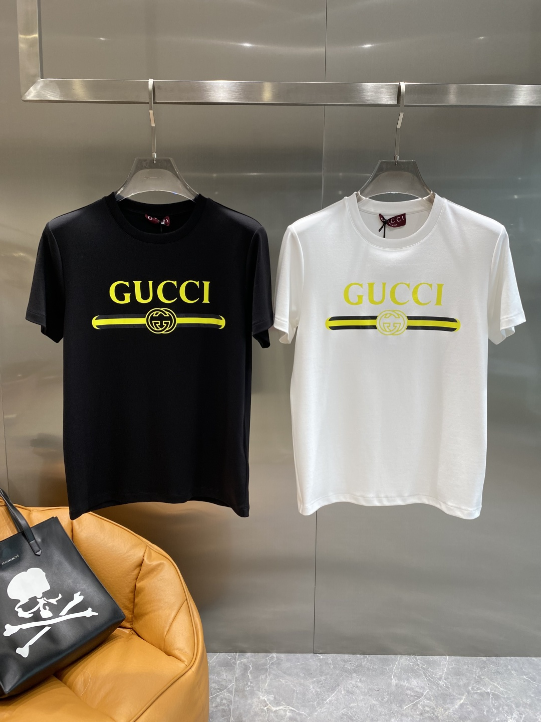 NO:517492,'Gujia' 2025's latest autumn and winter short-sleeved T-shirt, handsome and fashionable, top-grade patterned letter logo on the chest, simple and versatile style. Fabric cotton is not only crisp, maintains a fashionable silhouette, but also comfortable to wear, with more delicate yarn, M-3XL The next day, gucci, T-shirt,tees, t-shirt,alexander wang19860909《古家》 2025最新款秋冬短袖T恤,帅气时尚,胸口顶级图案字母logo,简约百搭款.面料棉 不仅挺括,保持潮流的廓形,又穿着舒适,纱织更细腻,码数M-3XL 隔天,,gucci,T-shirt,tees，t-shirt,alexander wang,Men's clothing