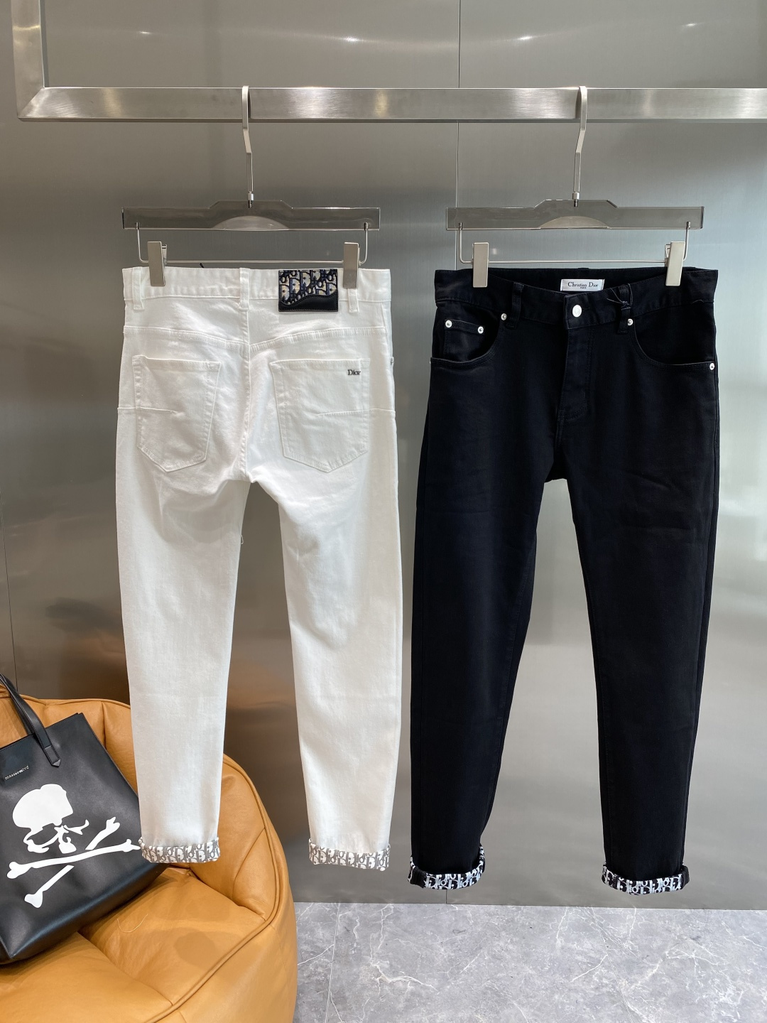 NO:517583,'Dijia' The latest jeans in early autumn 2025 are released simultaneously on the counter. Original custom reproduction. Customer-supplied hardware and accessories. Original quality. Imported fixed-color denim fabric. Heavy industry washing. Fine workmanship and excellent upper body!  Selected single items, three-standard numbers, 29-36 next day,,dior,jeans,alexander wang19860909《迪家》 2025早秋最新款牛仔裤 柜台同步发售 原版定制复刻 客供五金辅料 原单品质 进口固色牛仔面料 重工洗水 做工走线精细 上身绝佳！优选单品 三标齐 码数29-36隔天,,dior,jeans,alexander wang,Men's clothing