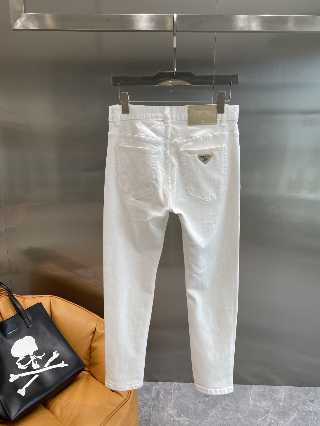 NO:517532,'Pujia' 2025 autumn and winter new models are available in stock, original single hot jeans are super customized, original hardware, super heavy industry technology, excellent version, impeccable details!  The style is not picky, it is very high-end, and the good products are not waiting for everyone. Take a look at it and start quickly. Size 29-36 the next day, prada, jeans, alexander wang19860909《普家》 2025秋冬新款现货上市,原单爆款牛仔裤超级定制款,原版五金,超级重工工艺,版型超赞细节做工无可挑剔！款式不挑人,特别高档,好货不等人,看中赶紧下手,尺码29-36隔天,,prada,jeans,alexander wang,Men's clothing