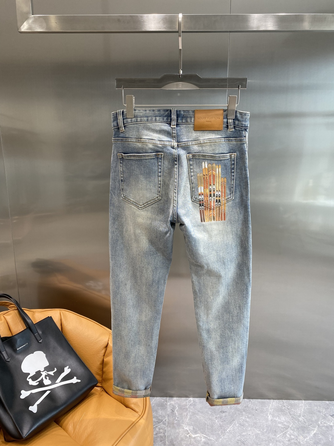 NO:517541,'Donkey Family' 25ss autumn and winter denim is a super stylish jeans, customized original washing denim fabric, unique design, top-grade craft letter pattern logo, original hardware and auxiliary decoration, an extremely superior jeans, the materials and craftsmanship are extremely luxurious and exquisite, the grade is extremely high, and the upper body is handsome and stylish!  Count 29-36 the next day, louis vuitton,louis vuitton,jeans,alexander wang19860909《驴家》 25ss秋冬牛仔 超级有范儿的一款牛仔裤,定制原版水洗牛仔面料,独特设计,顶级工艺字母图案logo,原版五金辅料装饰,极为翘楚的一款牛仔裤,用料与工艺都极致奢华精湛,档次极高,上身帅气有型！码数29-36隔天,,louis vuitton,louis vuitton,jeans,alexander wang,Men's clothing