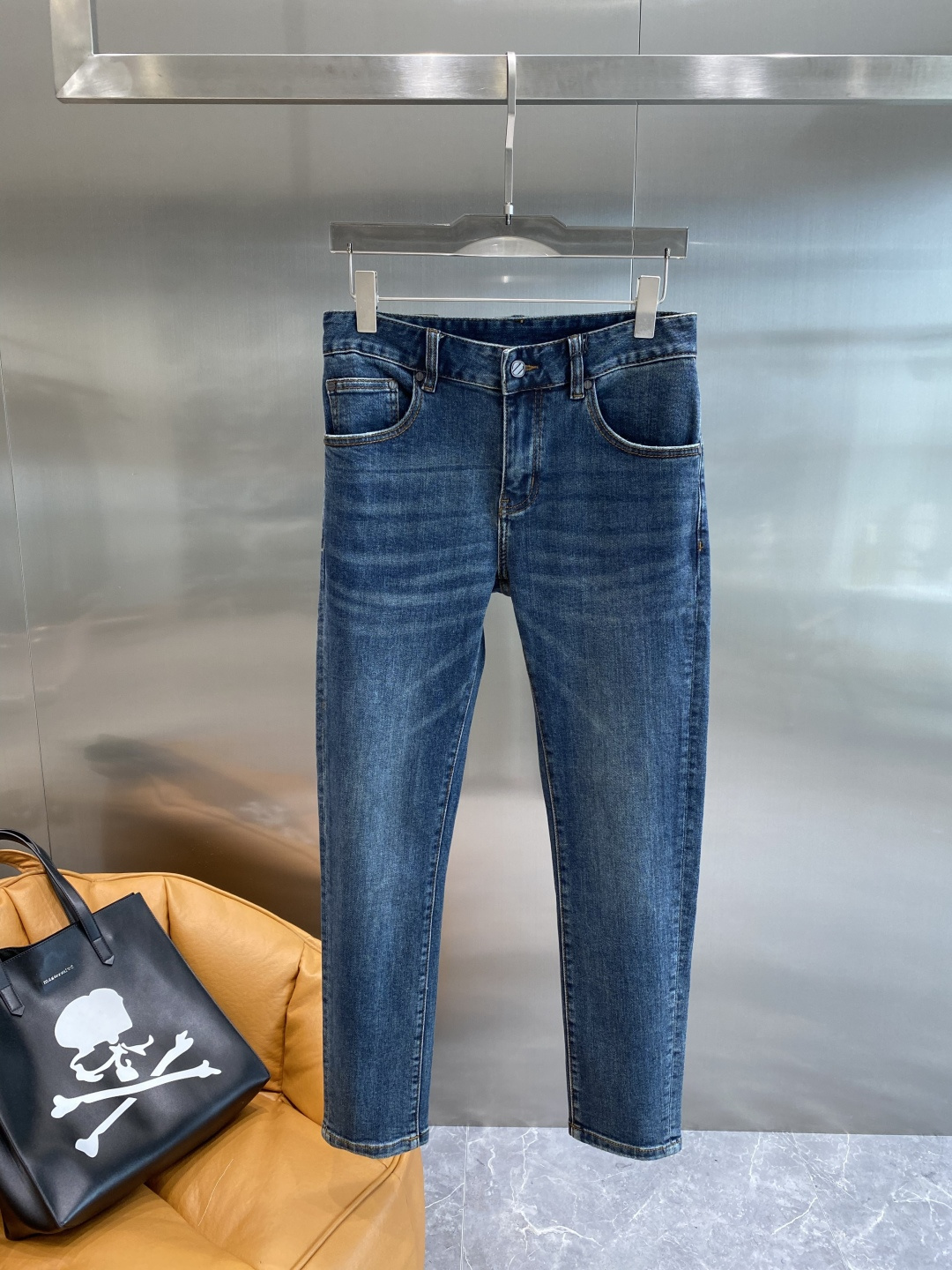 NO:517546,'Jenni's House' 25ss autumn and winter denim is a super stylish jeans, customized original washing denim fabric, unique design, top-grade craft letter pattern logo, original hardware and auxiliary decoration, and an extremely superior jeans, the materials and craftsmanship are extremely luxurious and exquisite, the grade is extremely high, and the upper body is handsome and stylish!  Number of 29-36 the next day, zegna, jeans, alexander wang19860909《杰尼家》 25ss秋冬牛仔 超级有范儿的一款牛仔裤,定制原版水洗牛仔面料,独特设计,顶级工艺字母图案logo,原版五金辅料装饰,极为翘楚的一款牛仔裤,用料与工艺都极致奢华精湛,档次极高,上身帅气有型！码数29-36隔天,,zegna,jeans,alexander wang,Men's clothing