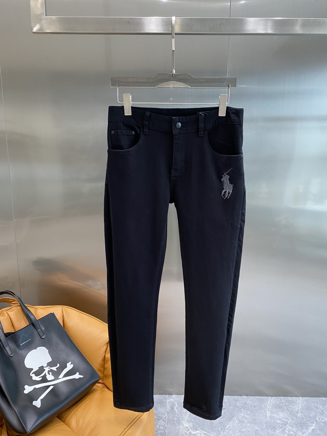 NO:517556,'POLO Home' 25ss autumn and winter denim A super stylish jeans, customized original washing denim fabric, unique design, top-grade craft letter pattern logo, original hardware and auxiliary decoration, an extremely superior jeans, the materials and craftsmanship are extremely luxurious and exquisite, the grade is extremely high, and the upper body is handsome and stylish!  Number of 29-36 the next day, jeans, alexander wang19860909《POLO家》 25ss秋冬牛仔 超级有范儿的一款牛仔裤,定制原版水洗牛仔面料,独特设计,顶级工艺字母图案logo,原版五金辅料装饰,极为翘楚的一款牛仔裤,用料与工艺都极致奢华精湛,档次极高,上身帅气有型！码数29-36隔天,,jeans,alexander wang,Men's clothing