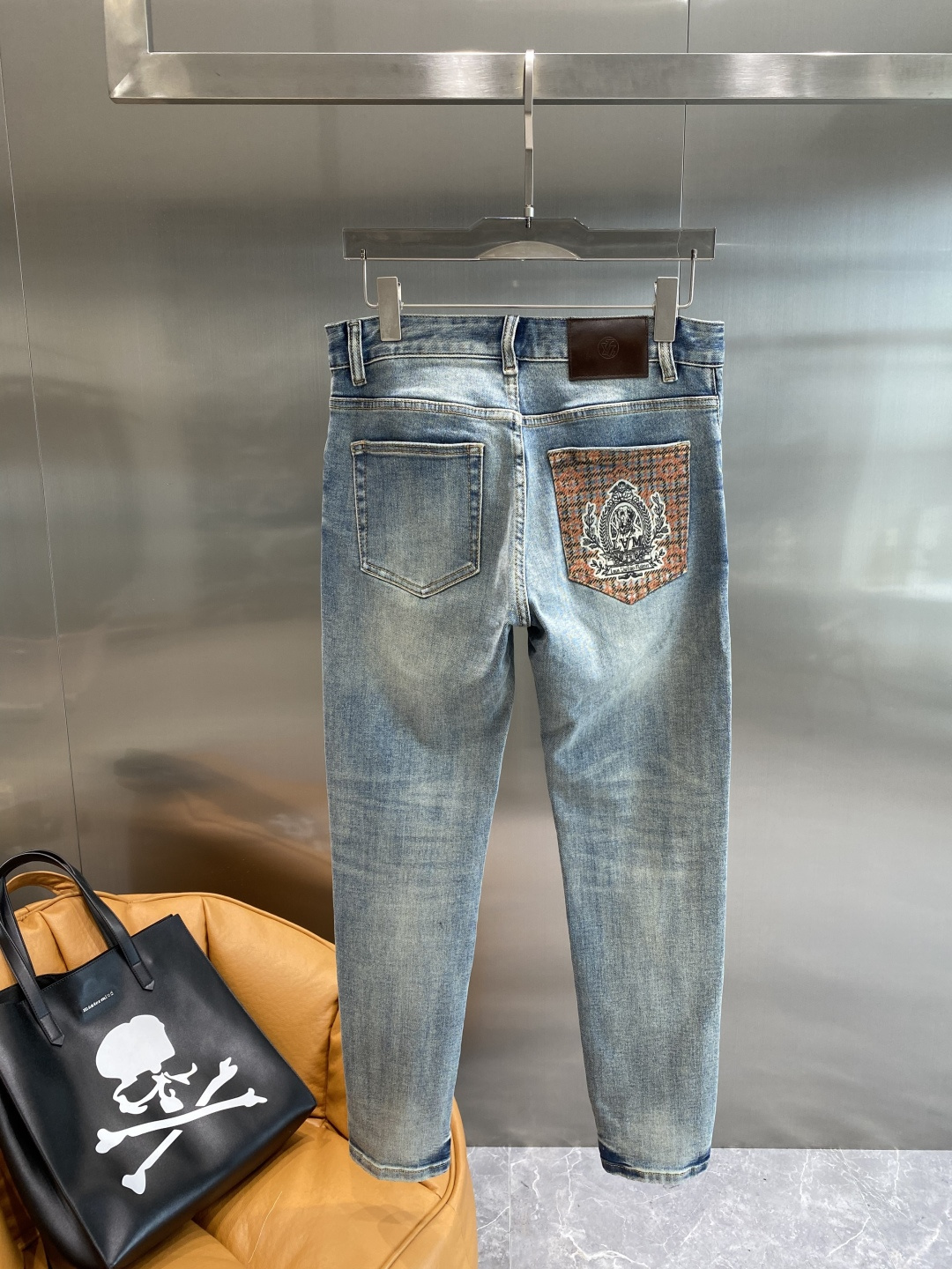 NO:517551,'Donkey Family' 25ss autumn and winter denim is a super stylish jeans, customized original washing denim fabric, unique design, top-grade craft letter pattern logo, original hardware and auxiliary decoration, an extremely superior jeans, the materials and craftsmanship are extremely luxurious and exquisite, the grade is extremely high, and the upper body is handsome and stylish!  Count 29-36 the next day, louis vuitton,louis vuitton,jeans,alexander wang19860909《驴家》 25ss秋冬牛仔 超级有范儿的一款牛仔裤,定制原版水洗牛仔面料,独特设计,顶级工艺字母图案logo,原版五金辅料装饰,极为翘楚的一款牛仔裤,用料与工艺都极致奢华精湛,档次极高,上身帅气有型！码数29-36隔天,,louis vuitton,louis vuitton,jeans,alexander wang,Men's clothing