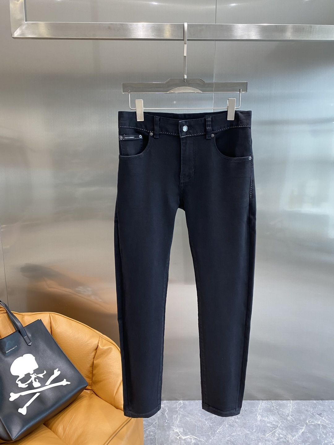 NO:517593,'DG Home' 25ss autumn and winter denim is a super stylish jeans, customized original washing denim fabric, unique design, top-grade embroidery craft letter pattern logo, original hardware and auxiliary decoration, extremely superior jeans, the materials and craftsmanship are extremely luxurious and exquisite, the grade is extremely high, and the upper body is handsome and stylish!  Number of codes 29-36 the next day, gucci, jeans, alexander wang19860909《DG家》 25ss秋冬牛仔 超级有范儿的一款牛仔裤,定制原版水洗牛仔面料,独特设计,顶级刺绣工艺字母图案logo,原版五金辅料装饰,极为翘楚的一款牛仔裤,用料与工艺都极致奢华精湛,档次极高,上身帅气有型！ 码数29-36隔天,,gucci,jeans,alexander wang,Men's clothing