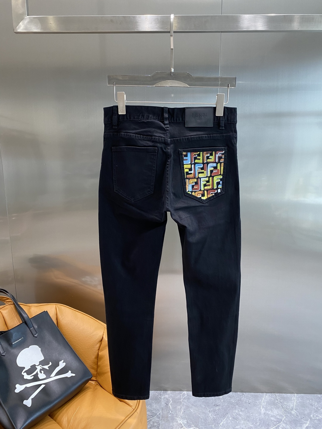 NO:517566,'Fenjia' 25ss autumn and winter denim is a super stylish jeans, customized original washing denim fabric, unique design, top-grade embroidery craft letter pattern logo, original hardware and auxiliary decoration, extremely top-notch jeans, the materials and craftsmanship are extremely luxurious and exquisite, the grade is extremely high, and the upper body is handsome and stylish!  Number of 29-36 the next day, fendi, jeans, alexander wang19860909《芬家》 25ss秋冬牛仔 超级有范儿的一款牛仔裤,定制原版水洗牛仔面料,独特设计,顶级刺绣工艺字母图案logo,原版五金辅料装饰,极为翘楚的一款牛仔裤,用料与工艺都极致奢华精湛,档次极高,上身帅气有型！ 码数29-36隔天,,fendi,jeans,alexander wang,Men's clothing